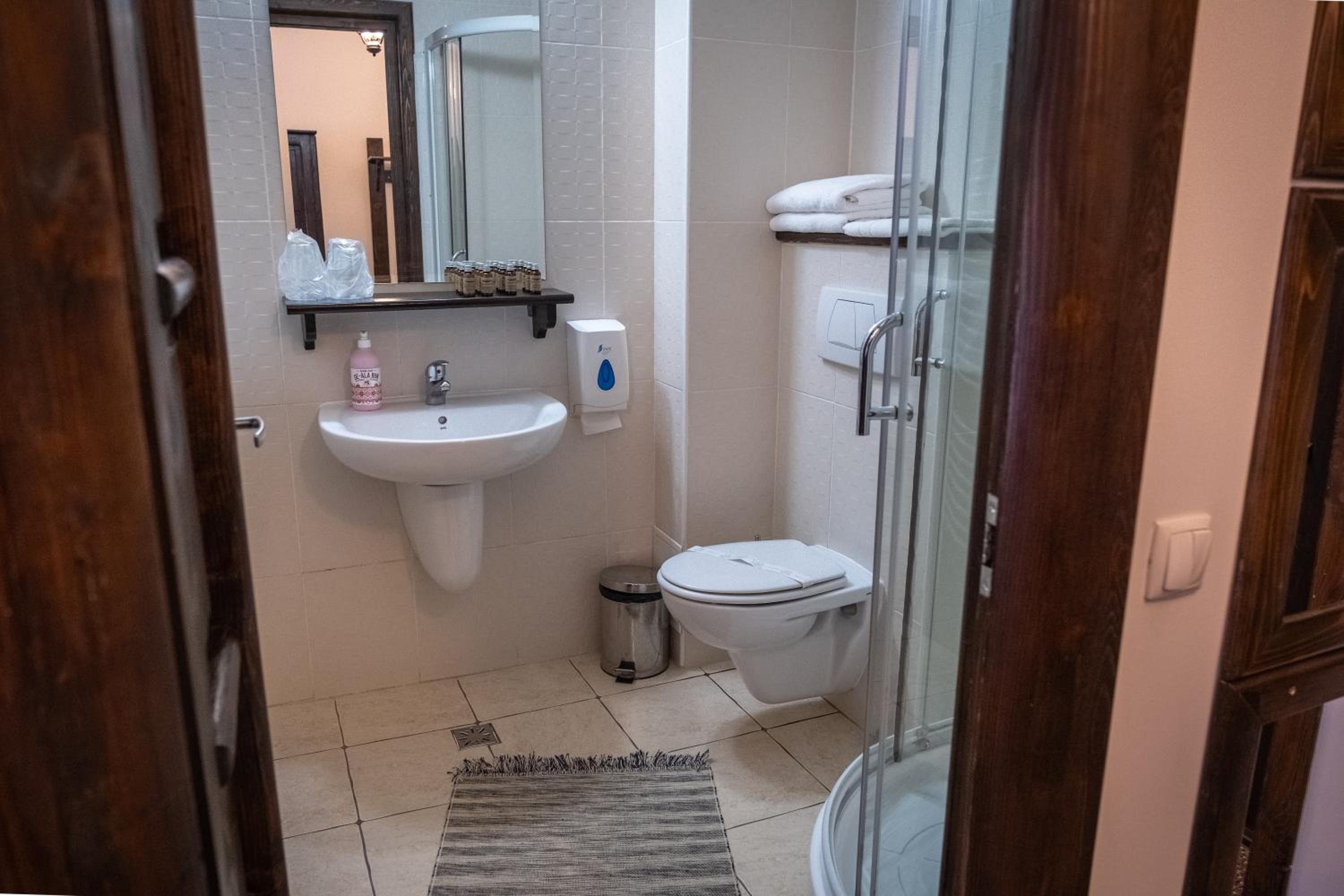 Double or Twin Room with Balcony - Photo 2