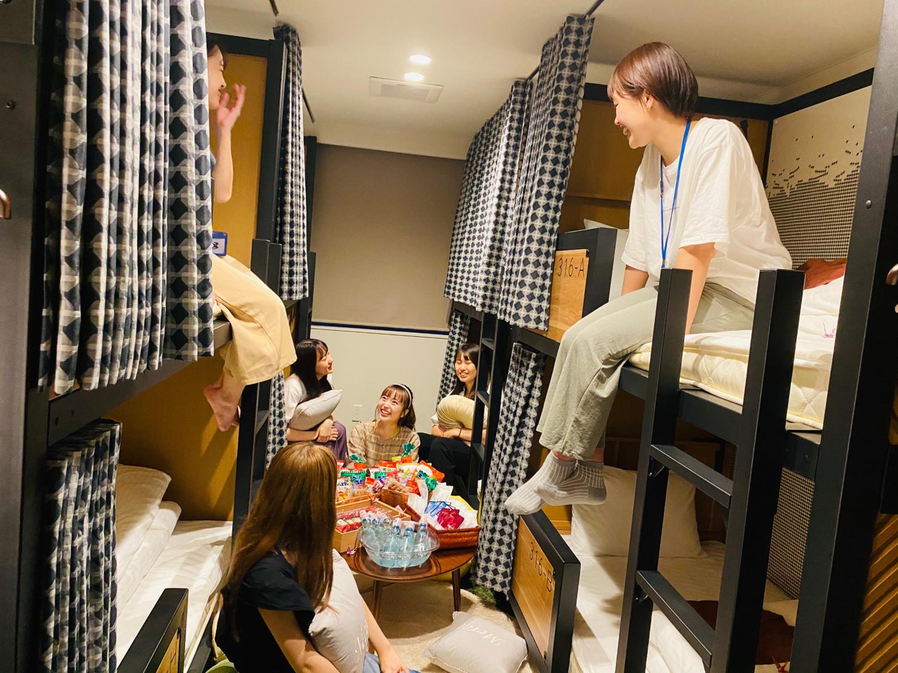 8-Bed Mixed Dormitory Room photo 3