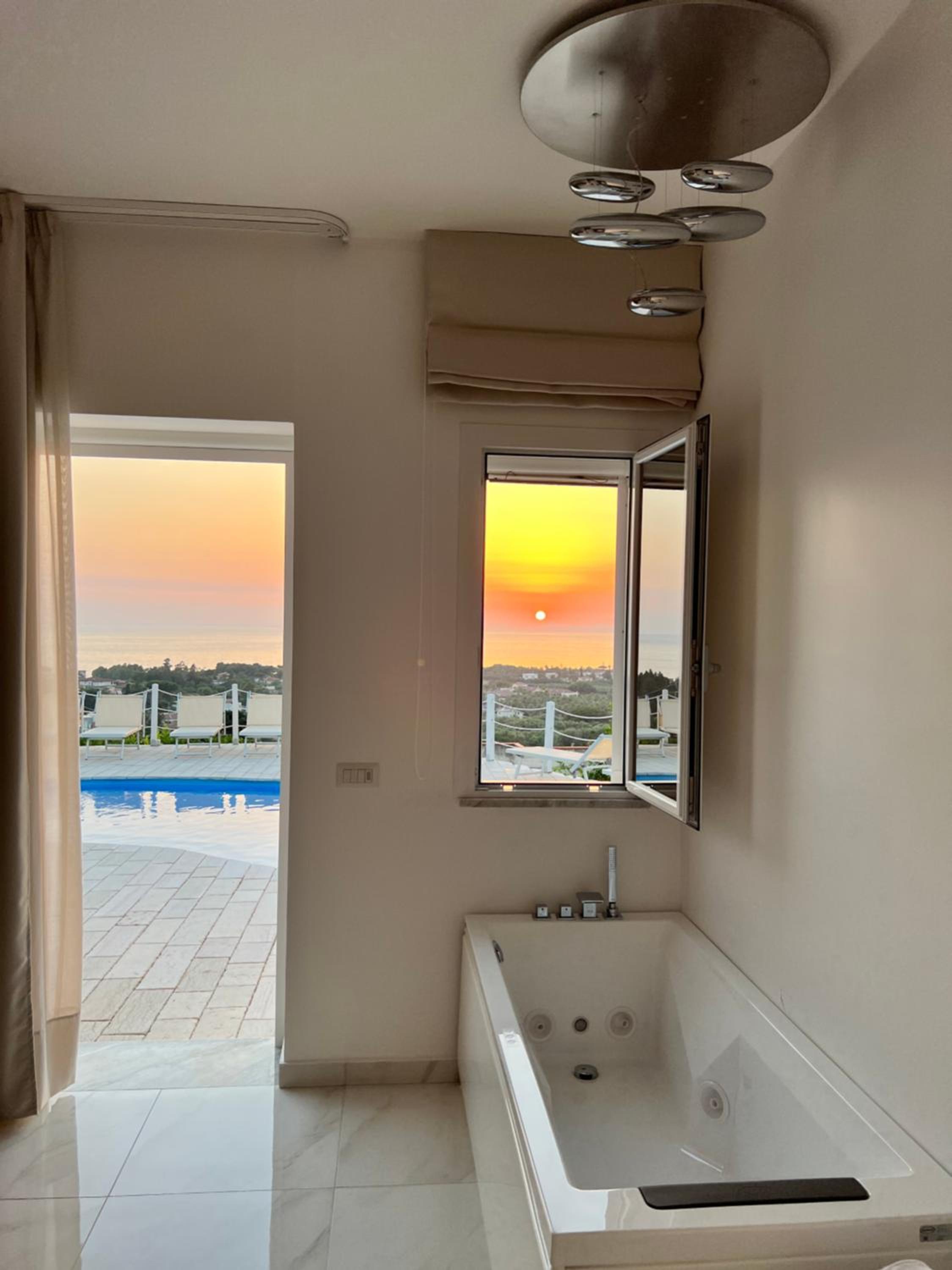 Deluxe Suite with Sea View - Photo 24