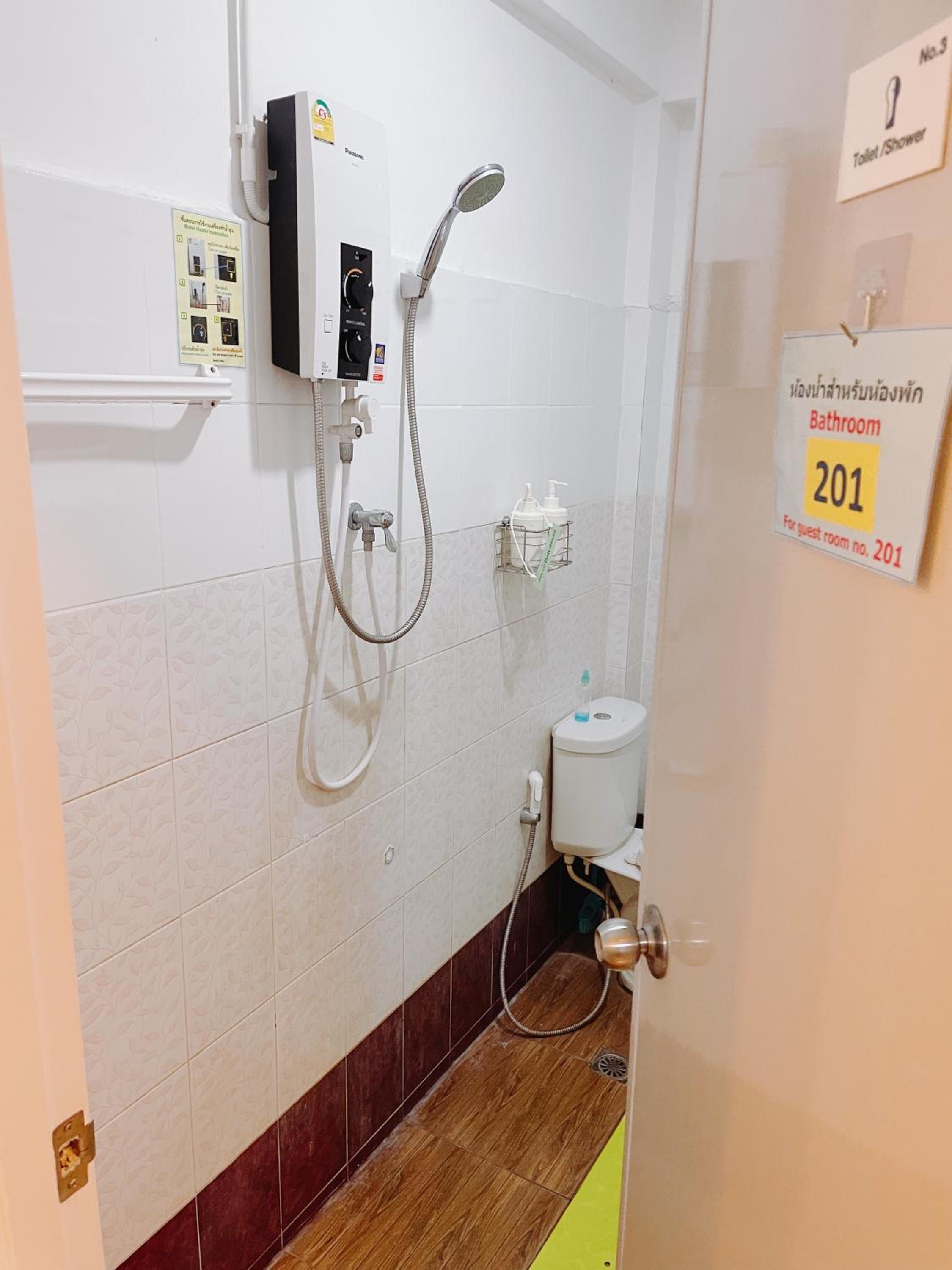 Twin Room with Private External Bathroom - Photo 16