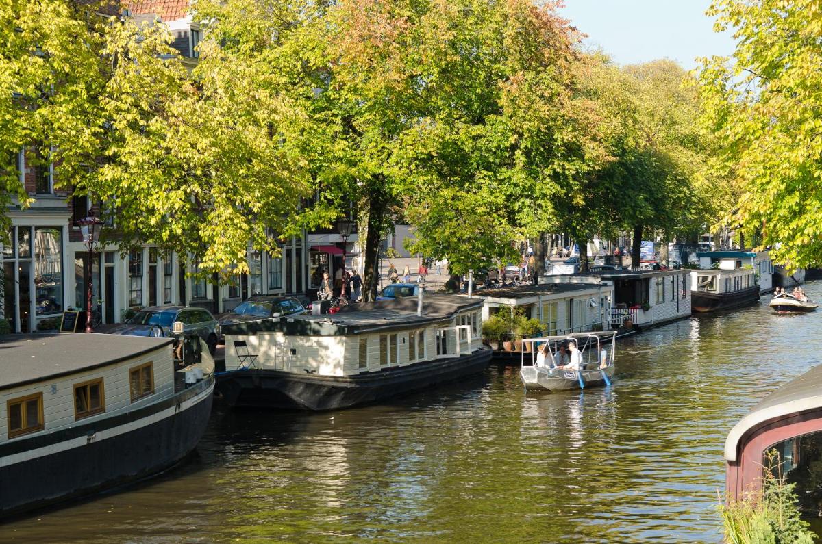 Houseboat photo 1