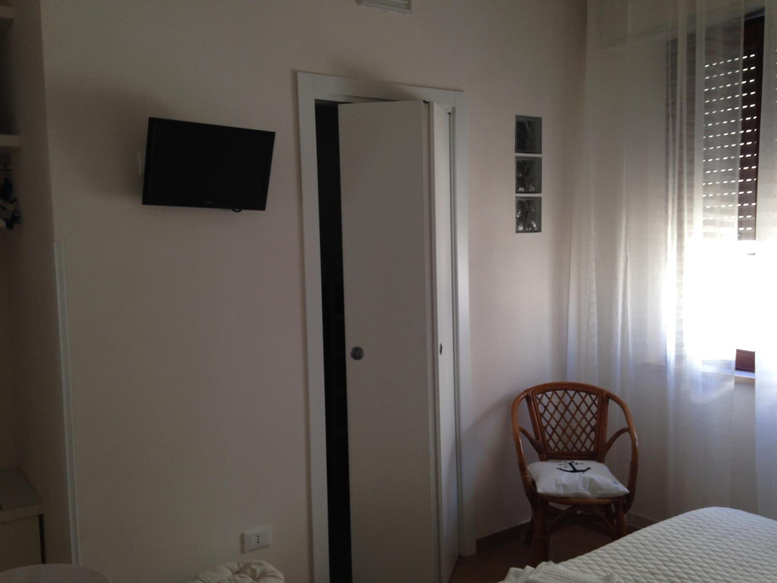 Single Room with Private Bathroom photo 3