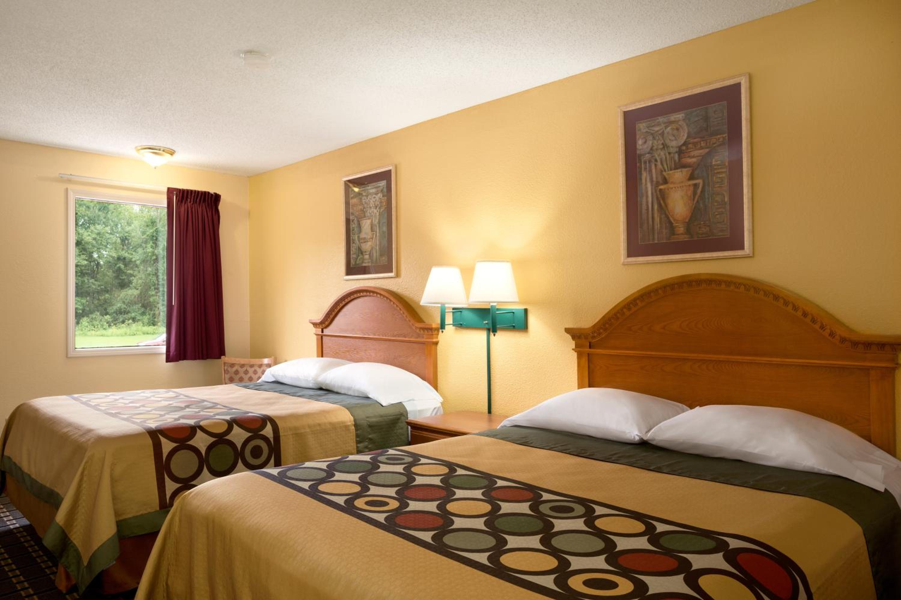Queen Room with Two Queen Beds - Non-Smoking - Photo 4