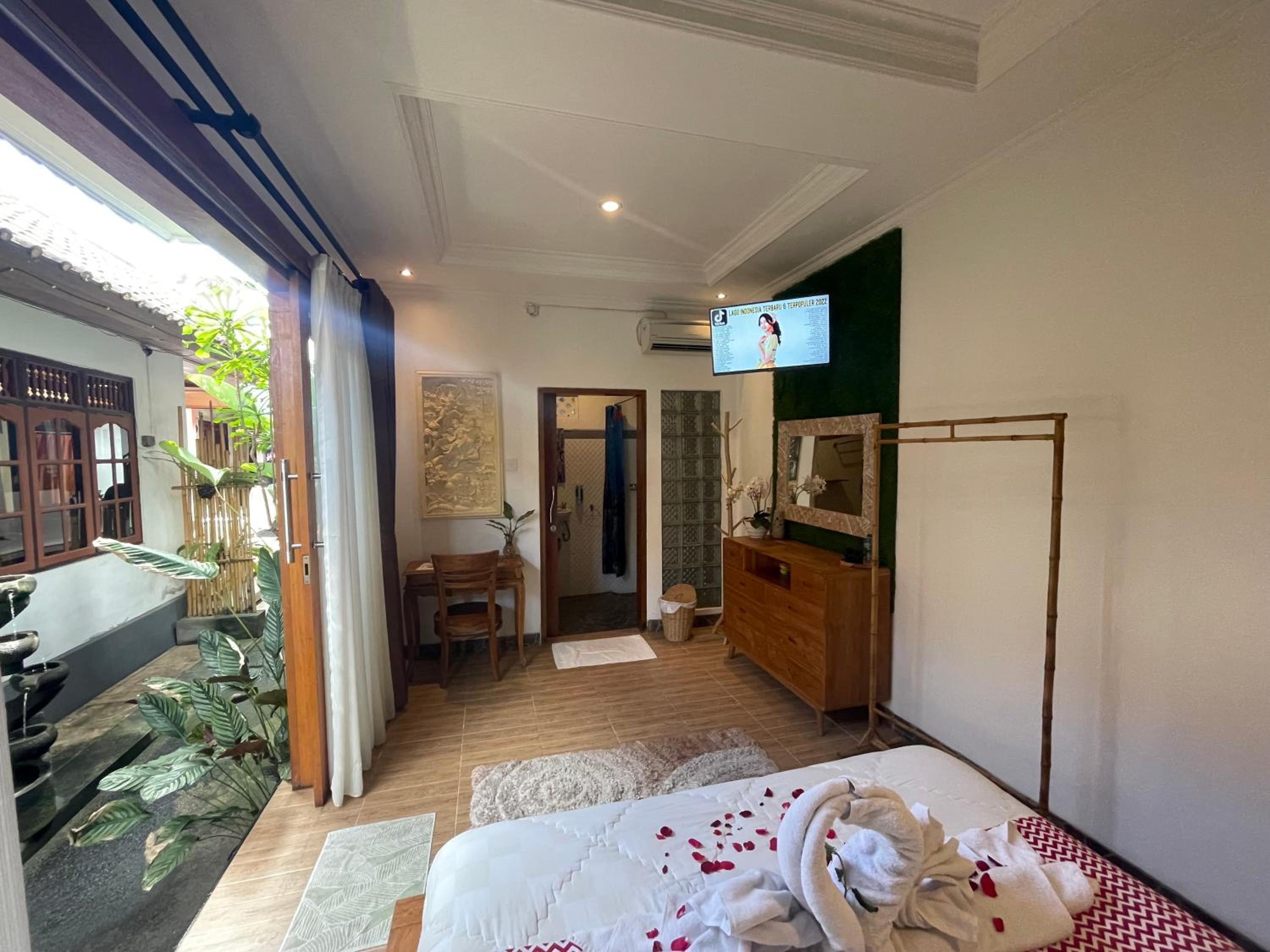 Deluxe King Room - Photo 24
