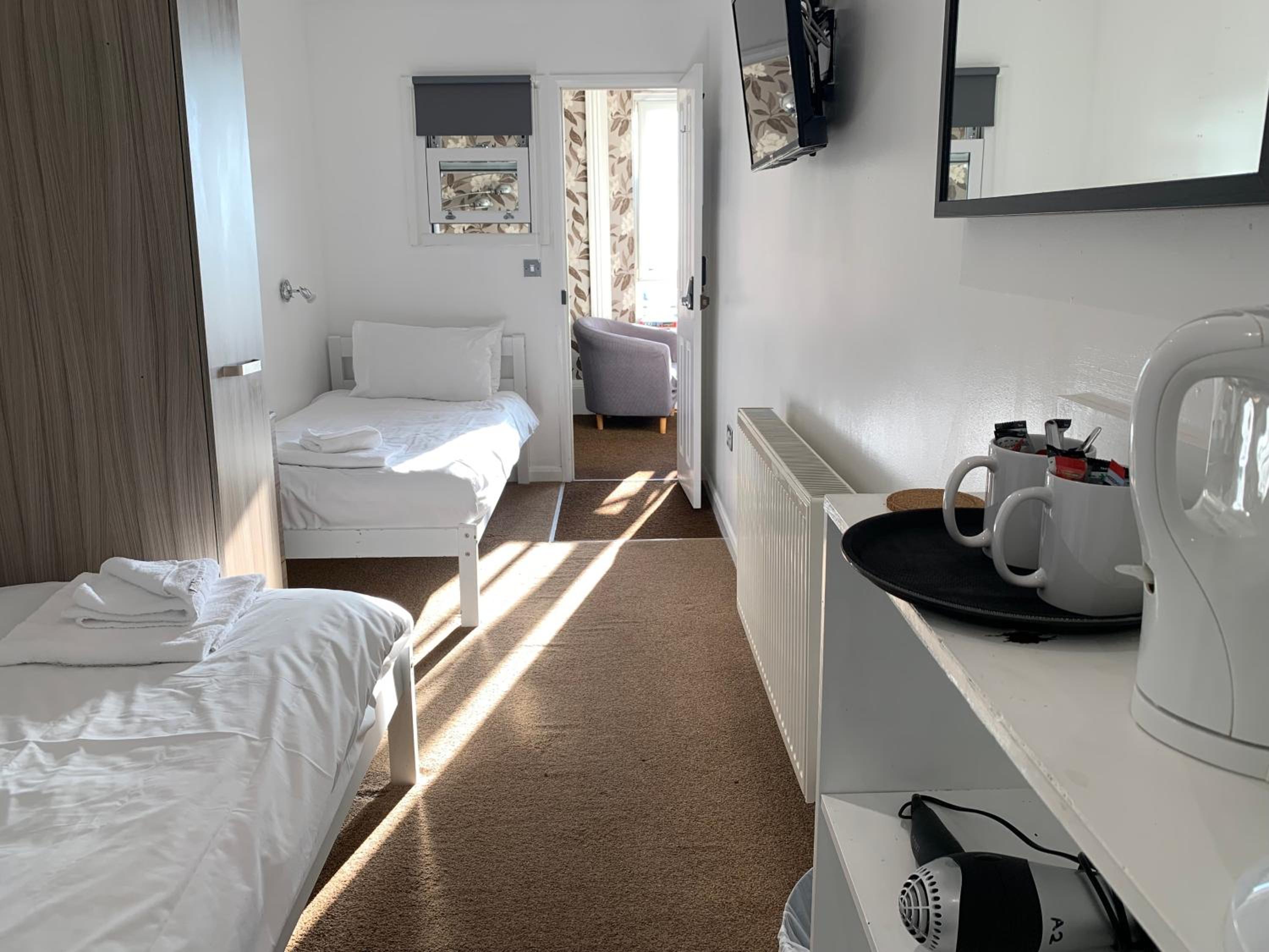 Small Twin Room photo 2