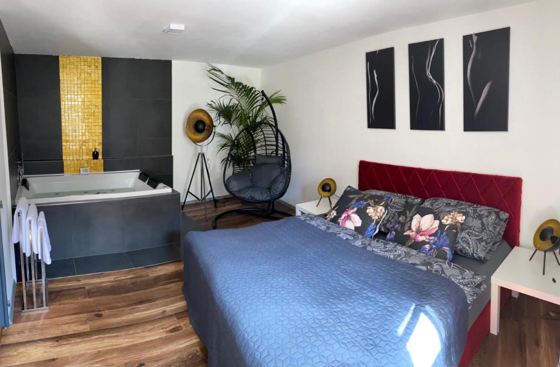 One-Bedroom Apartment - Photo 7