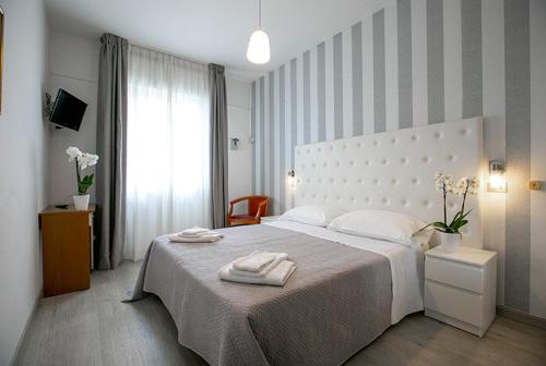 Double or Twin Room - Photo 4