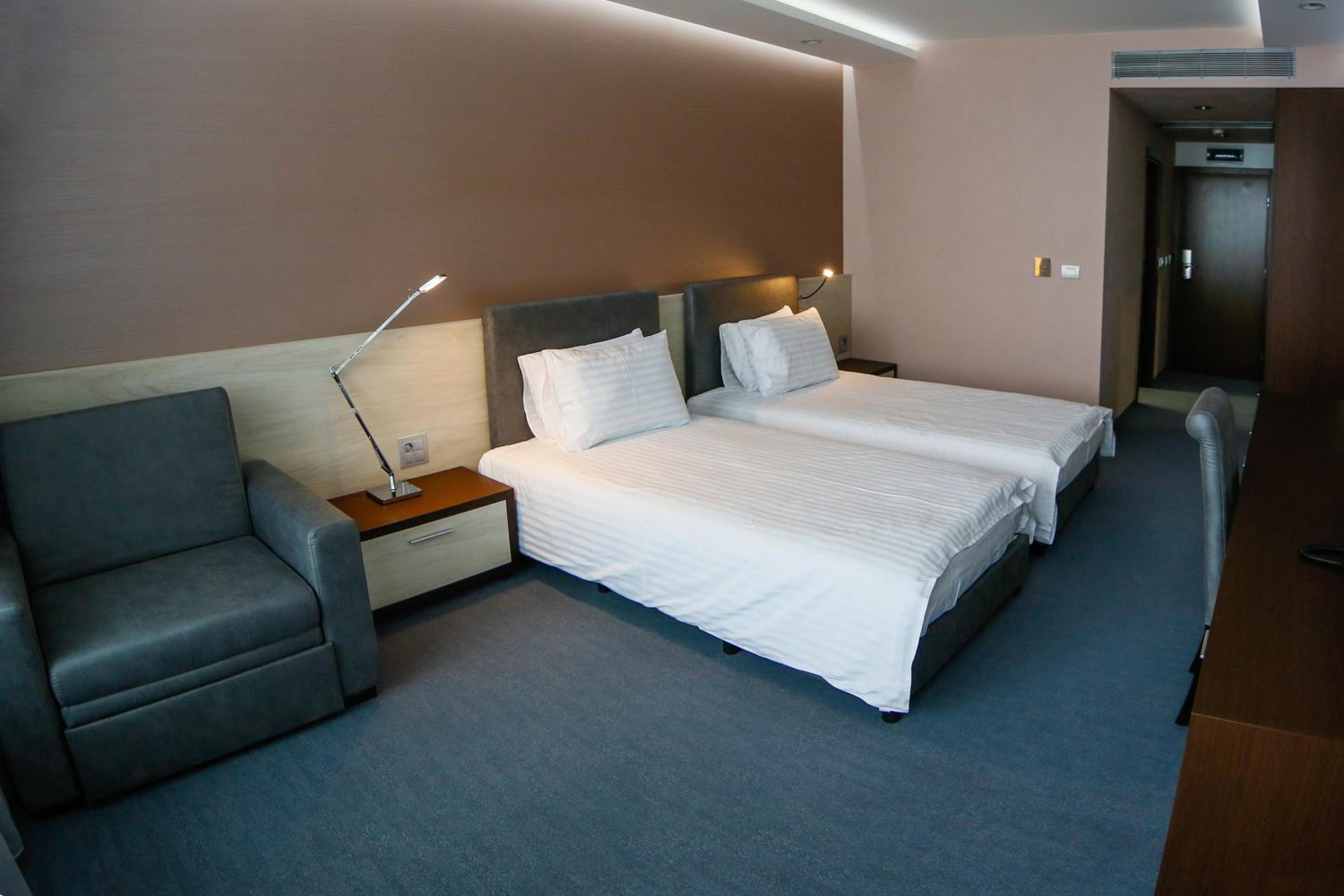 Deluxe Double Room - Photo 11