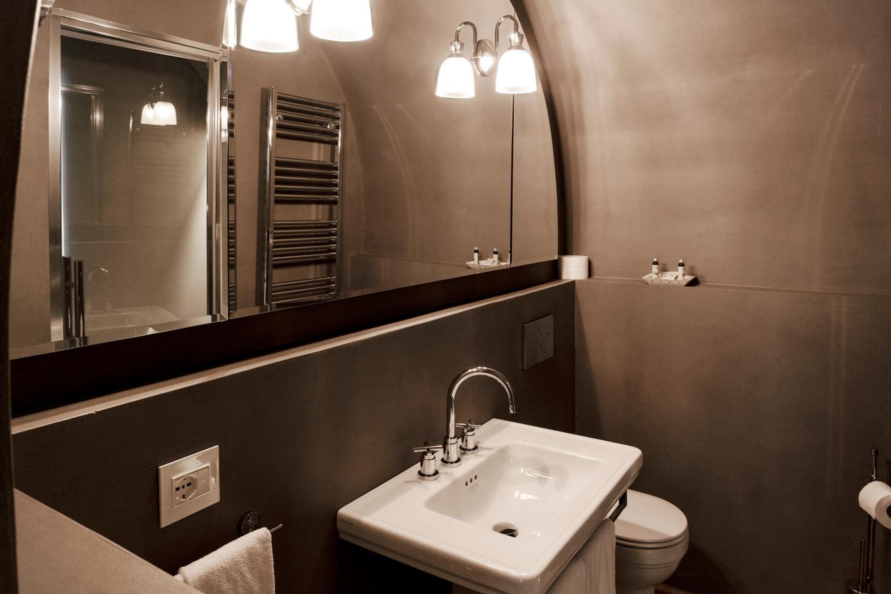 Deluxe Junior Suite - Photo 16