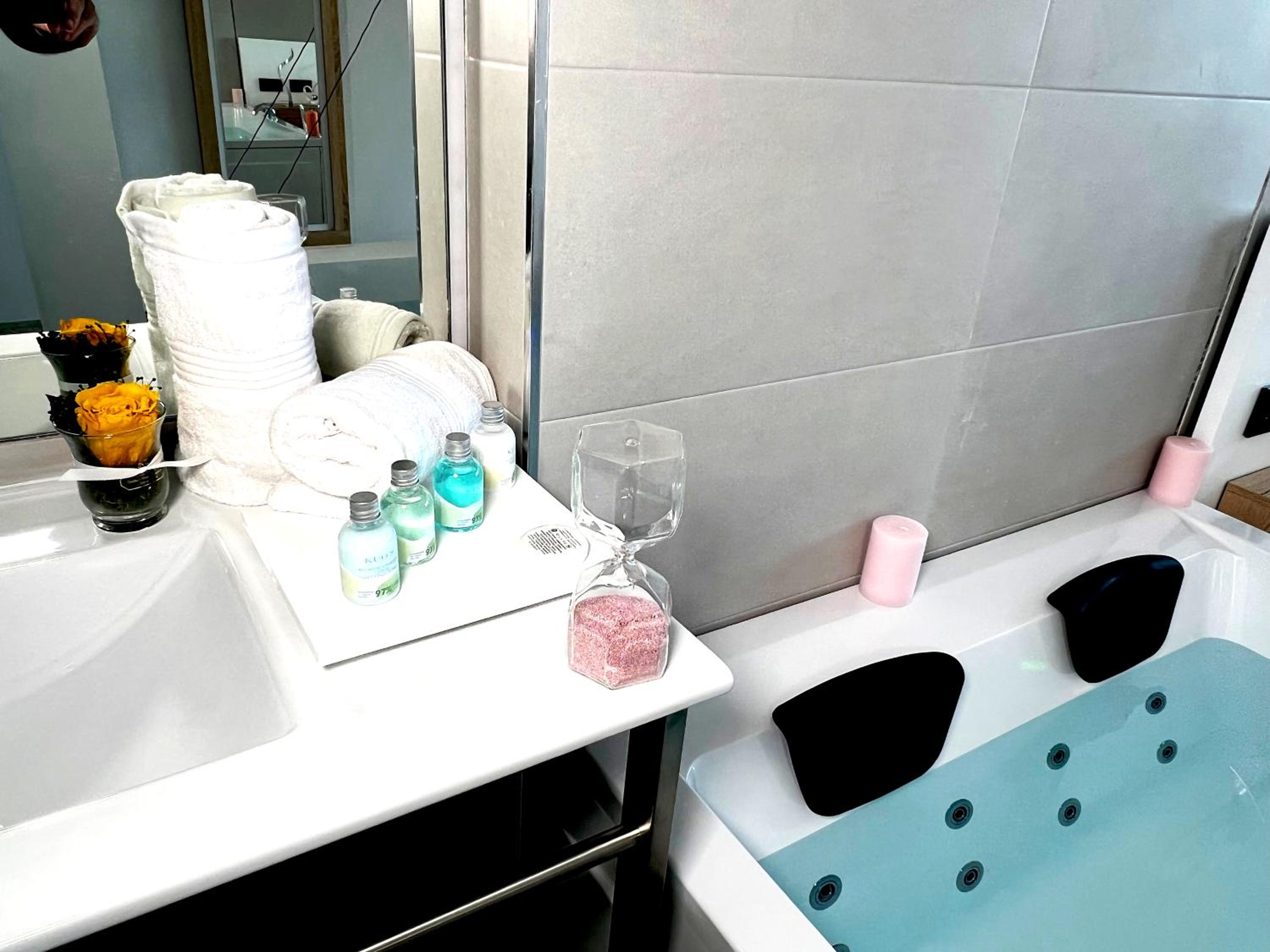 Double Room with Spa Bath - Photo 5