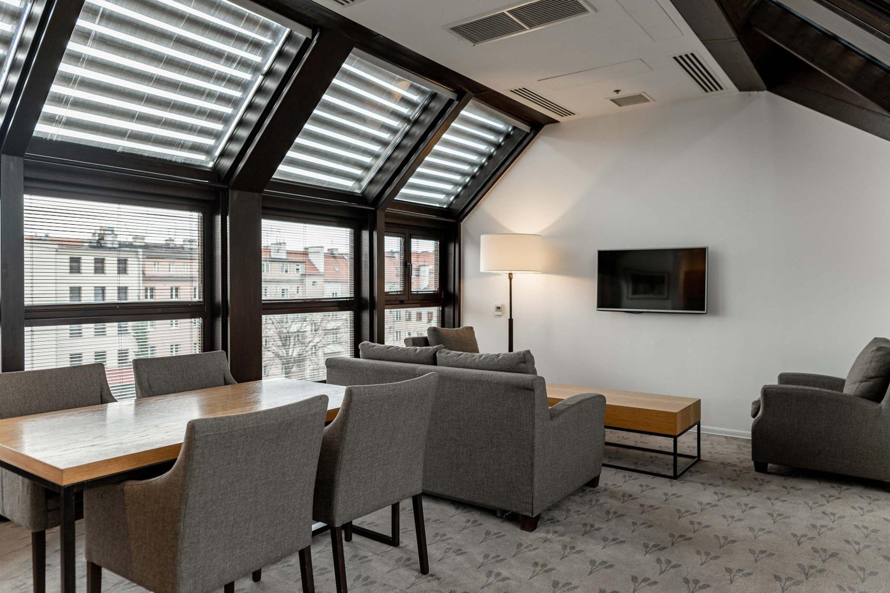 Deluxe Suite - Photo 8