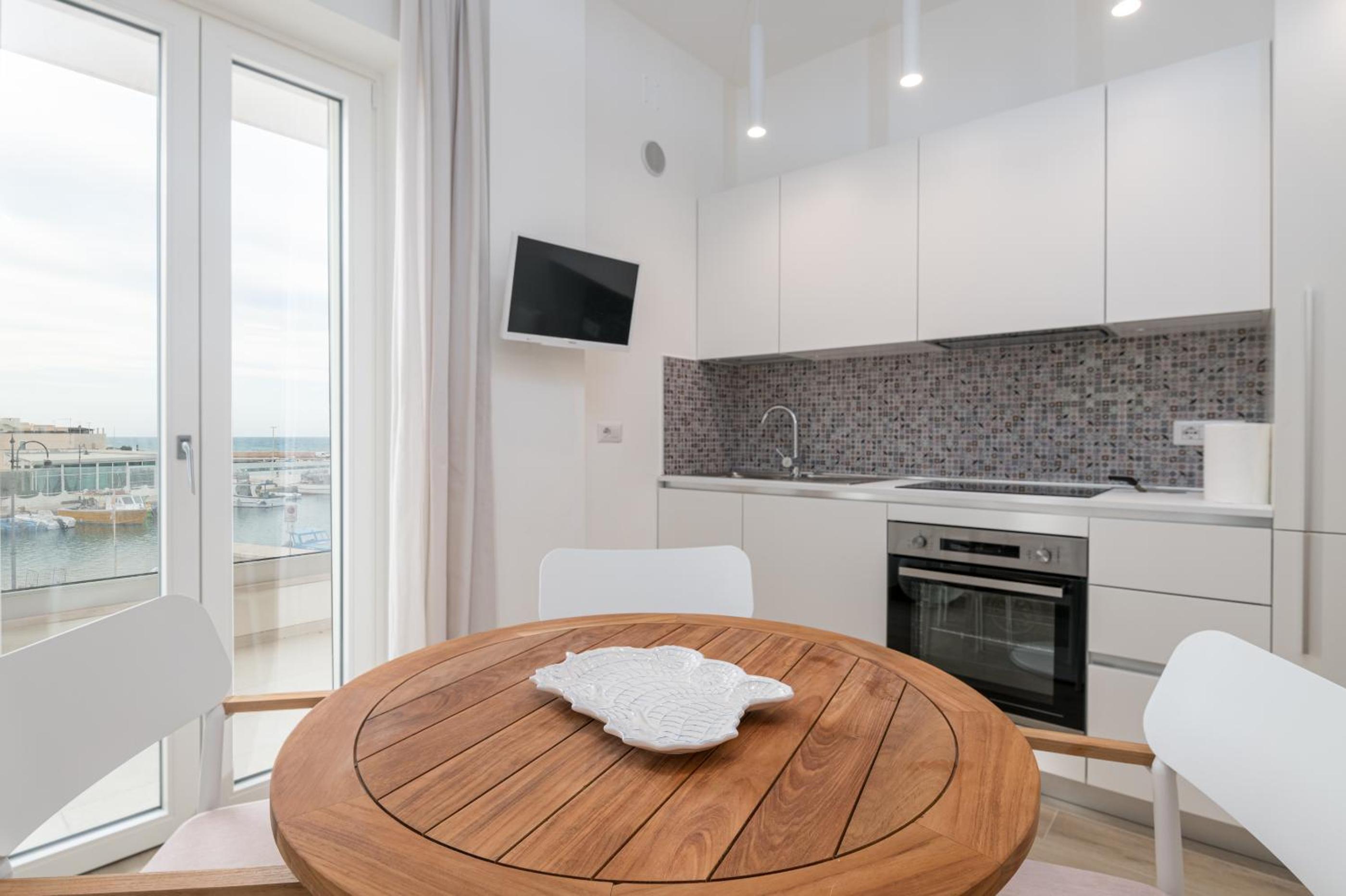 Deluxe One-Bedroom Apartment with Ocean View photo 2