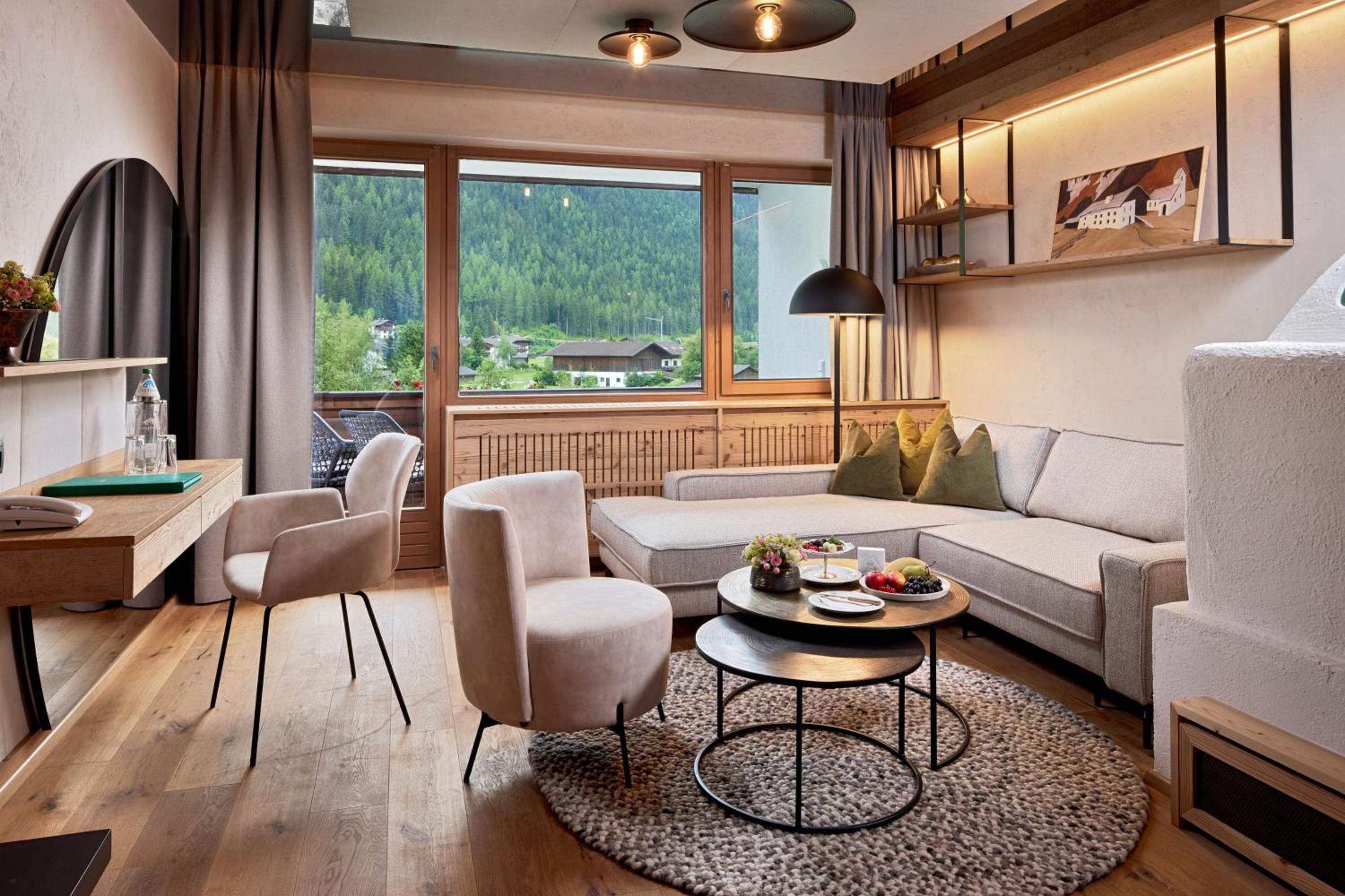Deluxe Double Room with Mountain View thumbnail 6