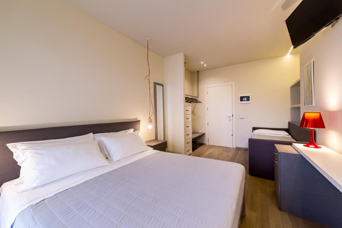 Deluxe Double Room with Balcony - Photo 4