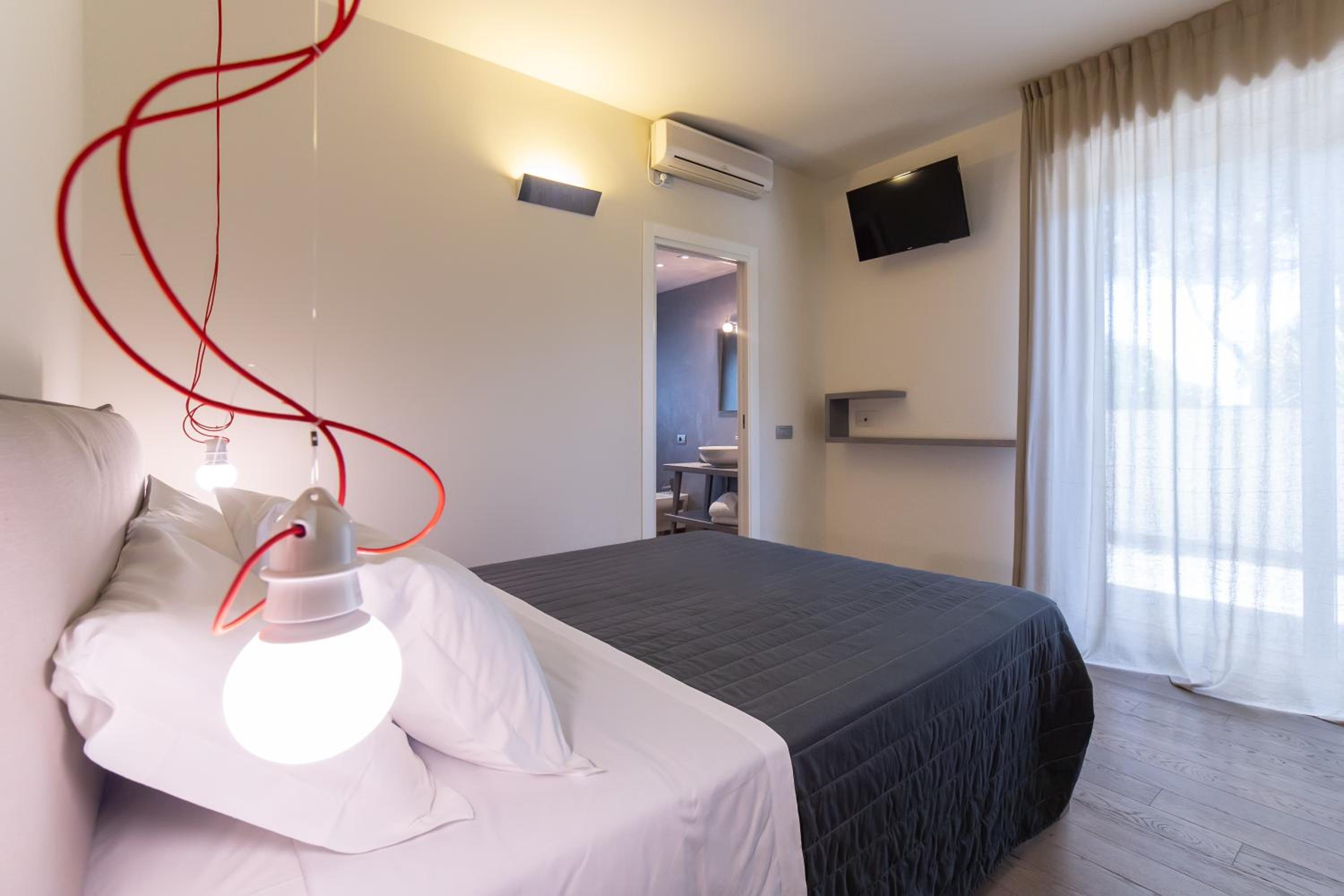 Deluxe Double Room with Balcony - Photo 3