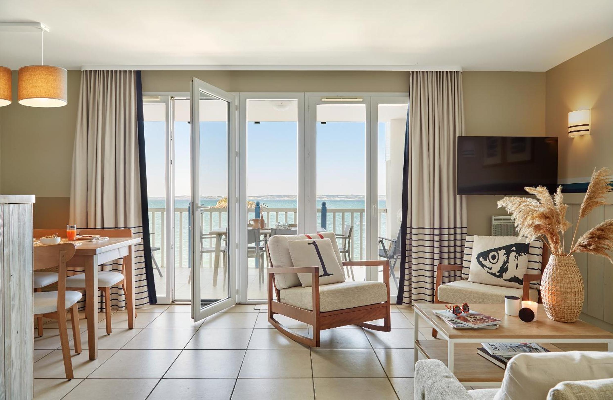 One-Bedroom Apartment with Sleeping Alcove and Terrace or Balcony (6 people) - Open Sea View - Seafront photo 1