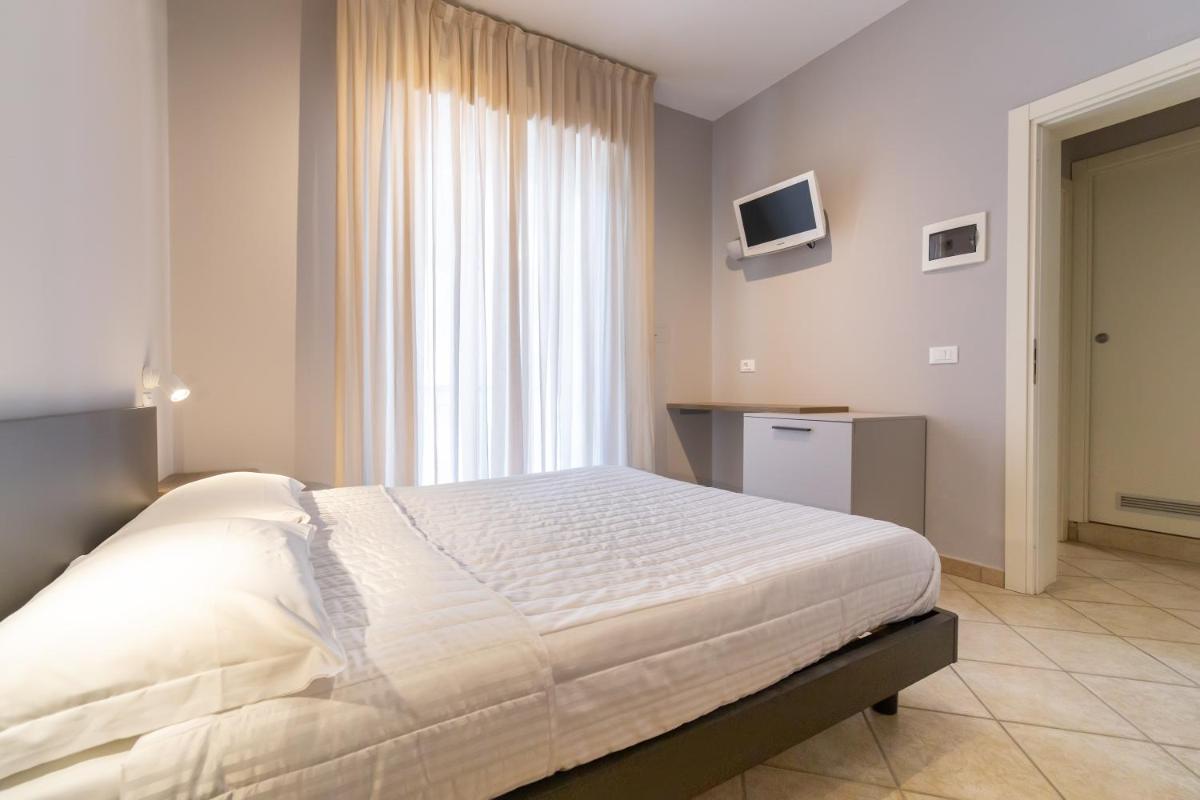 Double or Twin Room - Photo 7