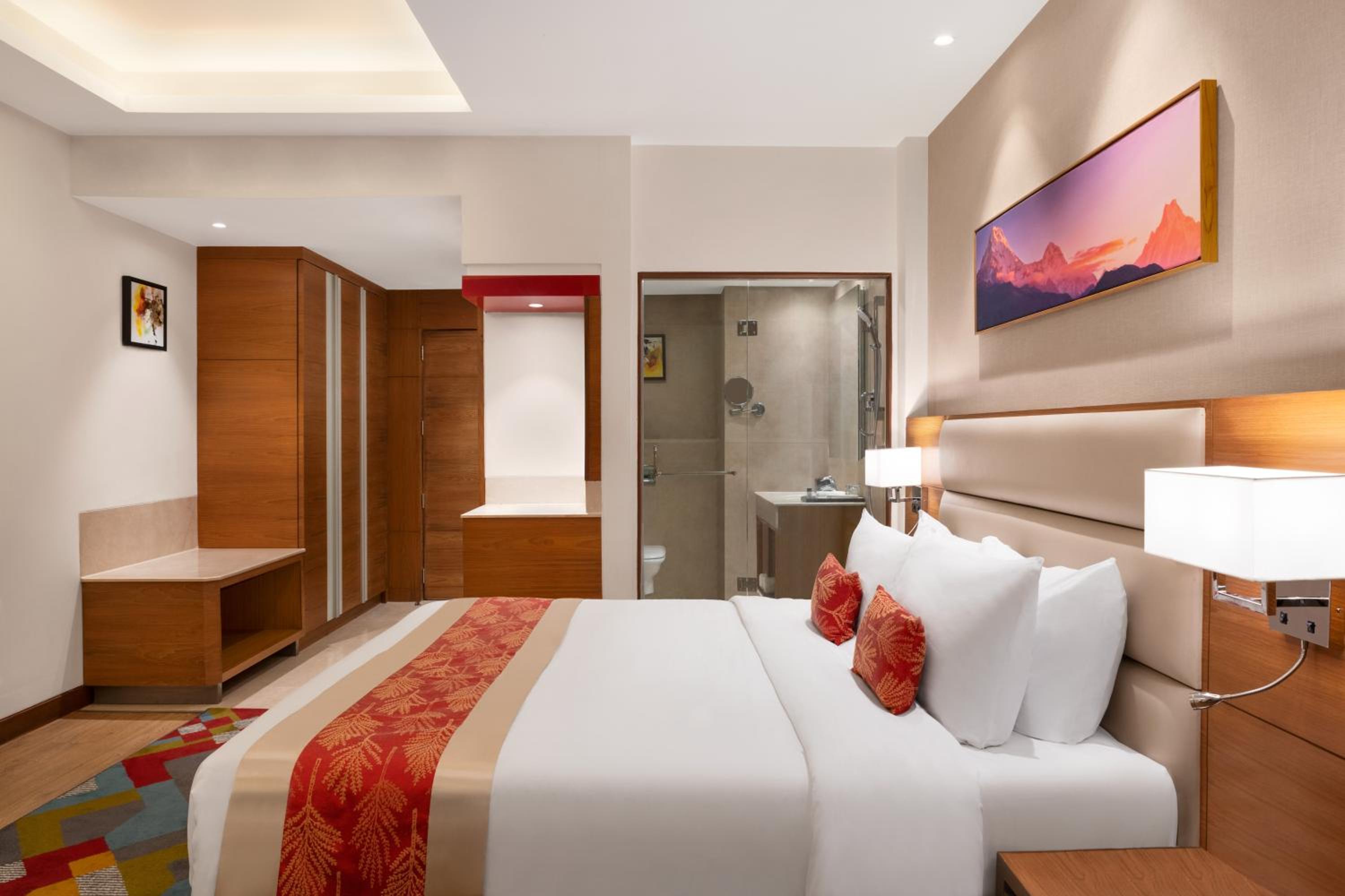 Deluxe King Room - Non-Smoking (10% off on Food and Soft Beverages) - Photo 5