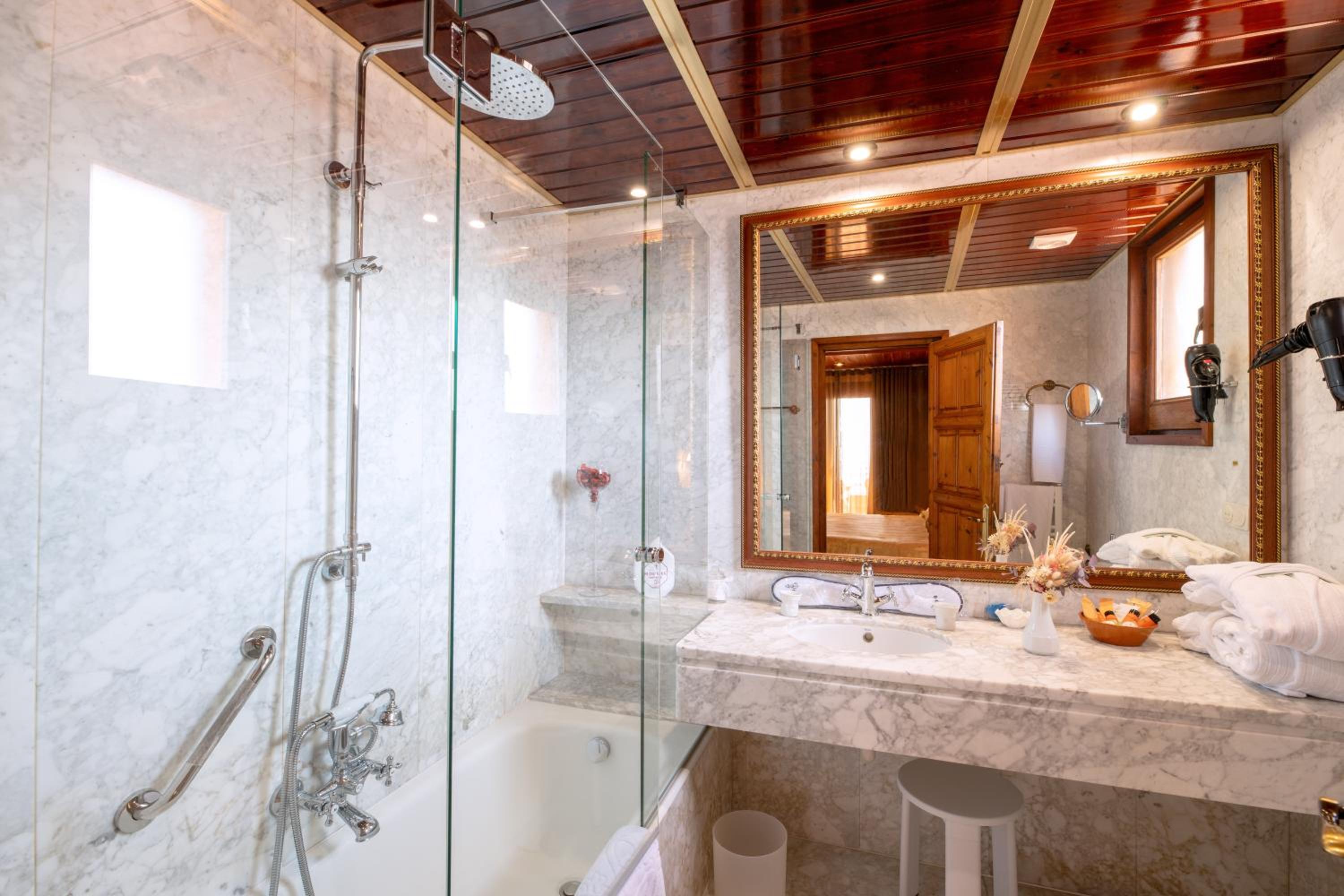 Mar Suite with Spa Access photo 2