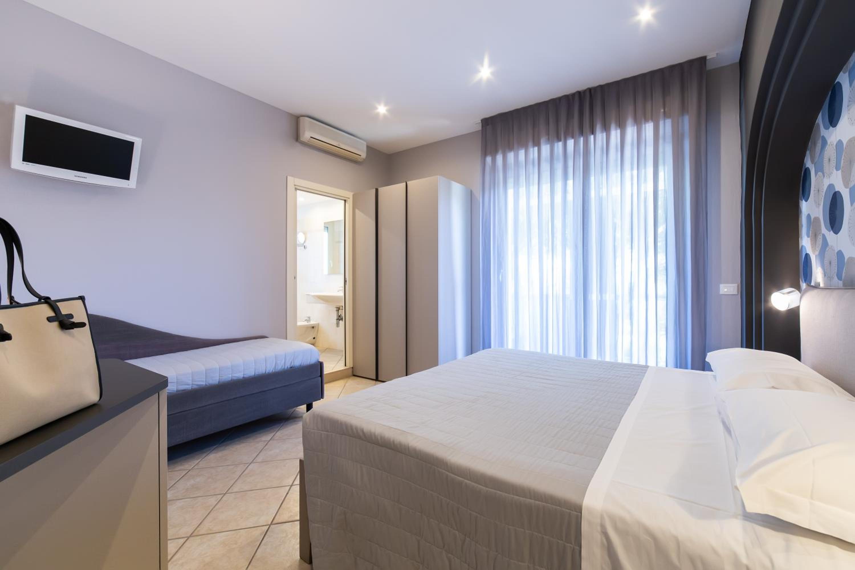 Double or Twin Room - Photo 9
