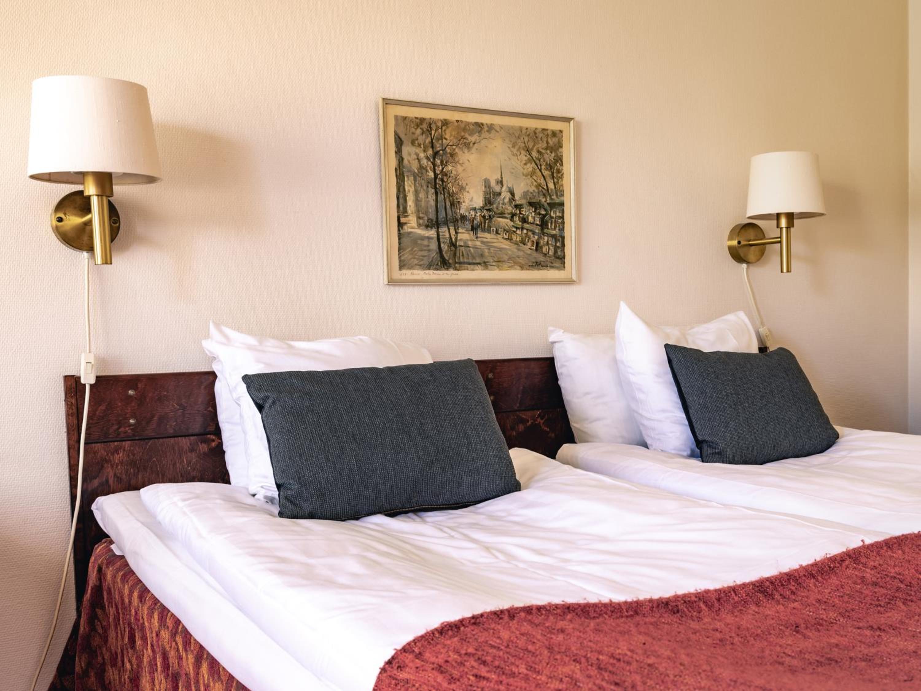 Economy Twin Room - Photo 4