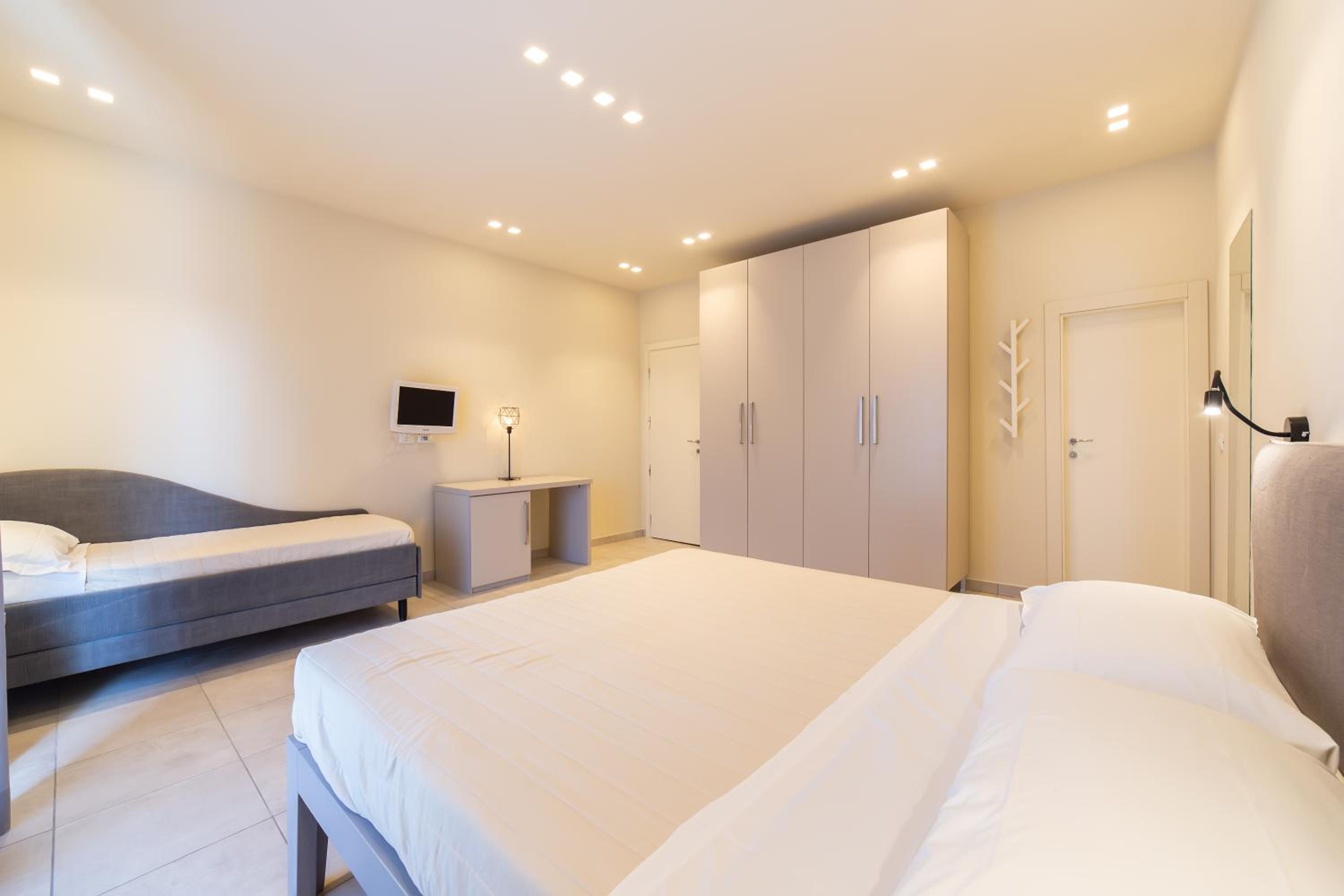 Double or Twin Room - Photo 8