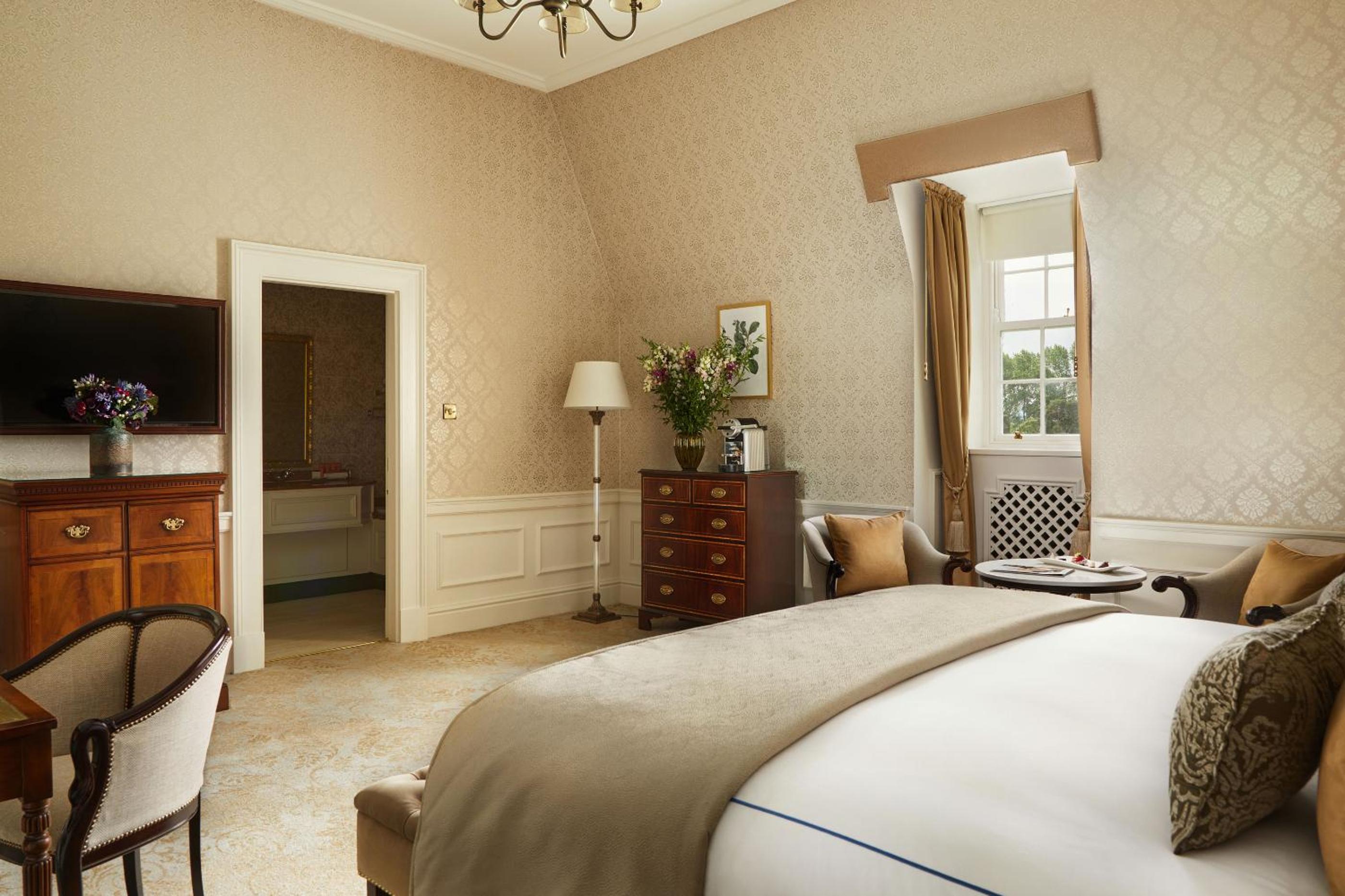 Deluxe Double Room with One Twin Bed and 2 Adults Occupancy (Non Smoking) photo 2