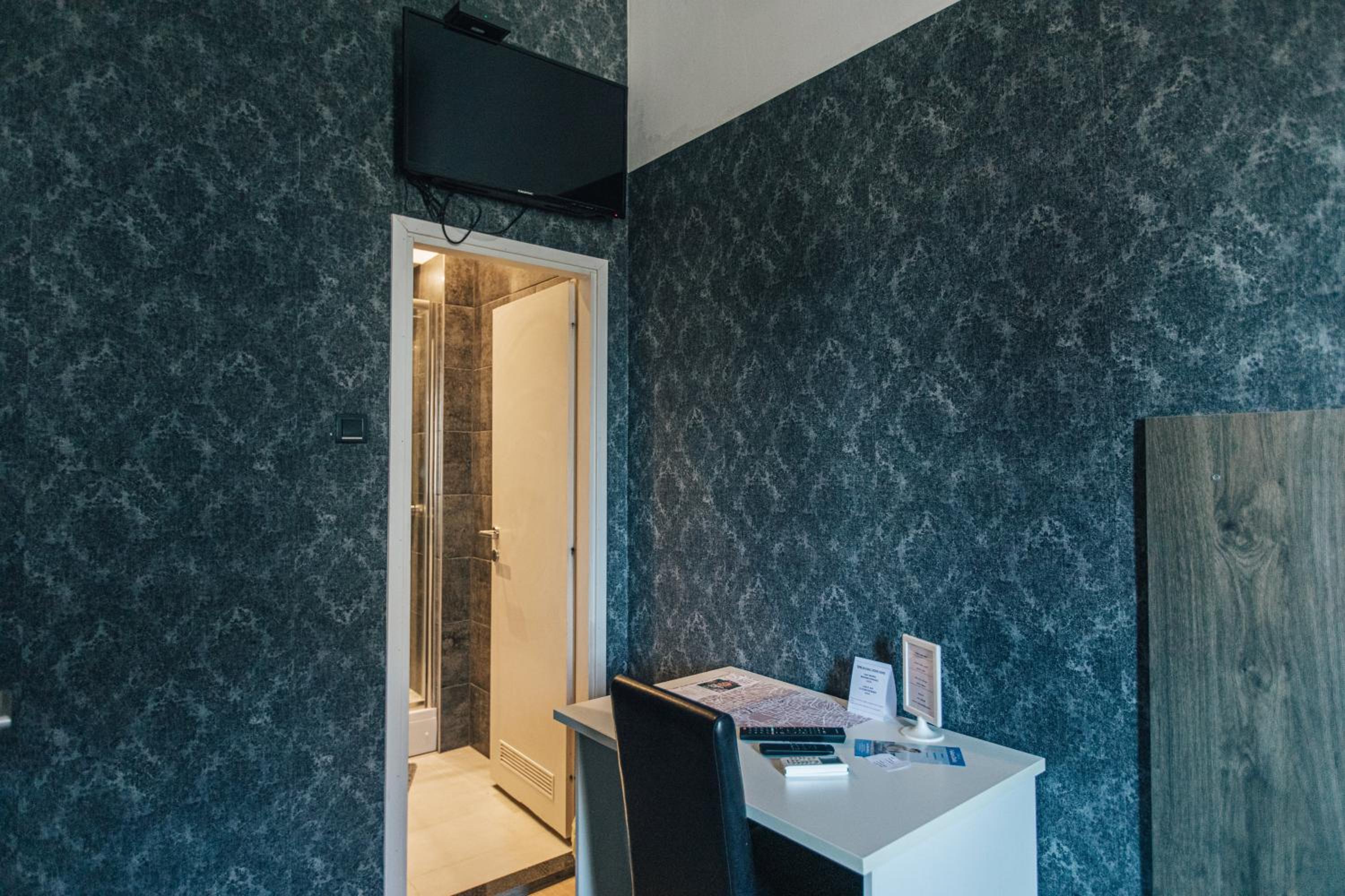 Twin Room - Photo 12