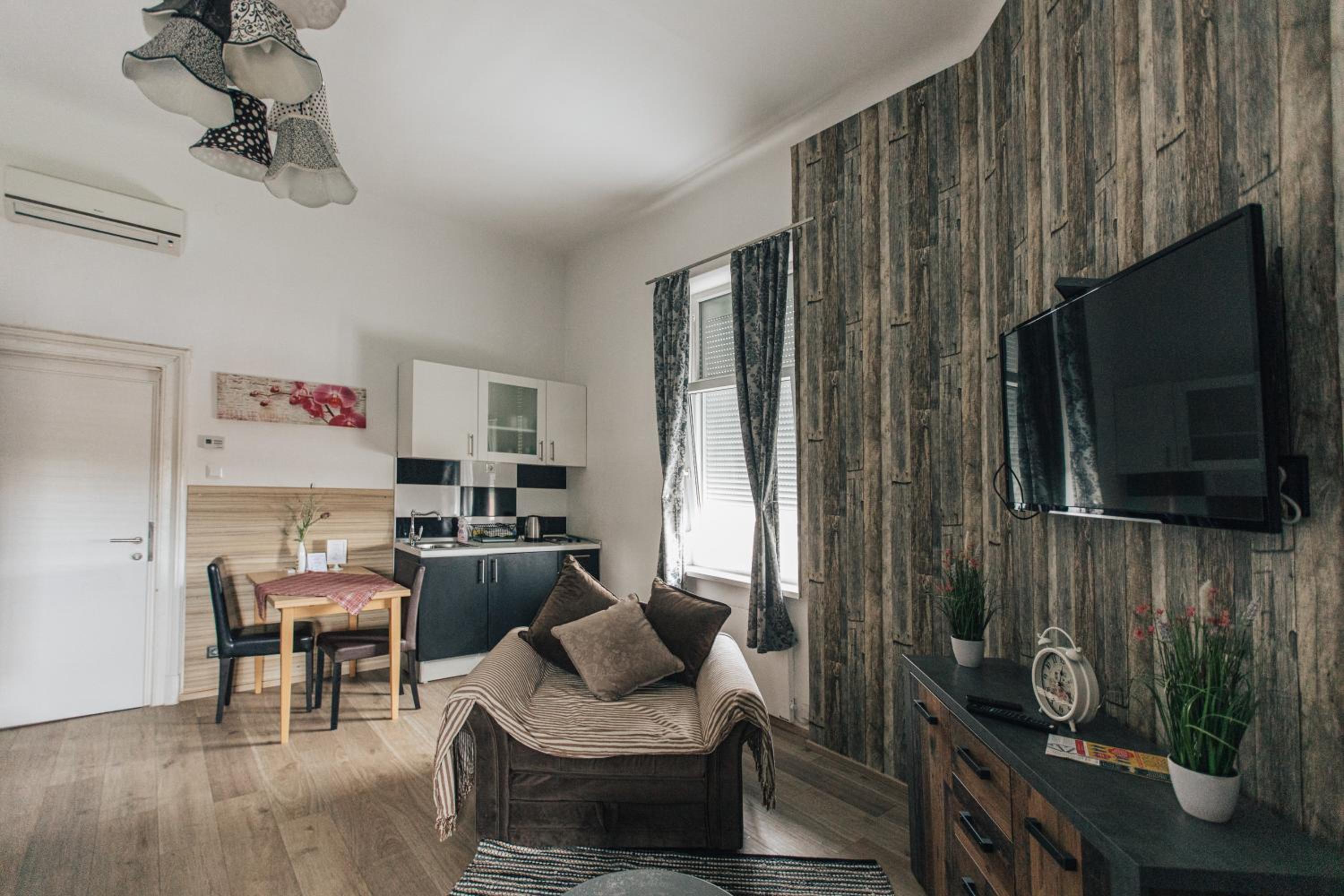 Studio Apartment - Photo 4