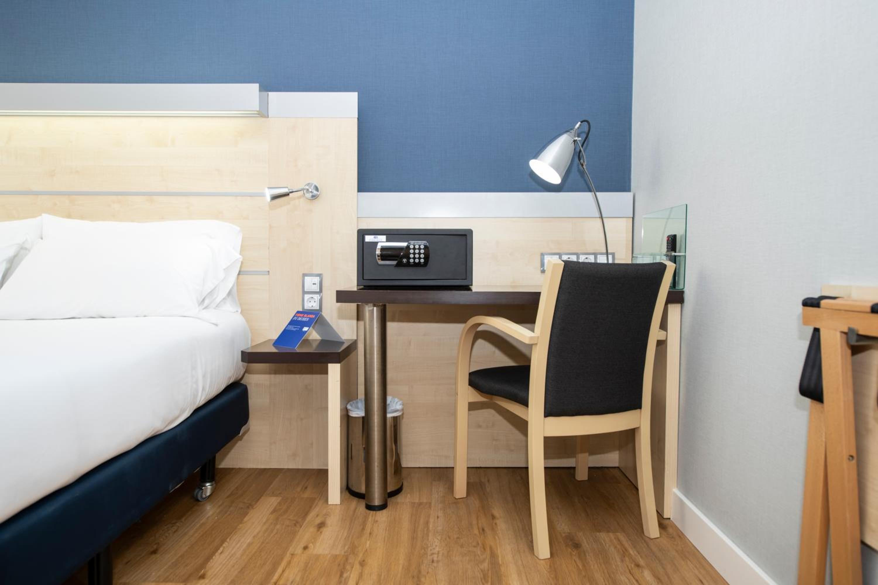 Standard Queen Room - Accessible with Free Breakfast photo 2