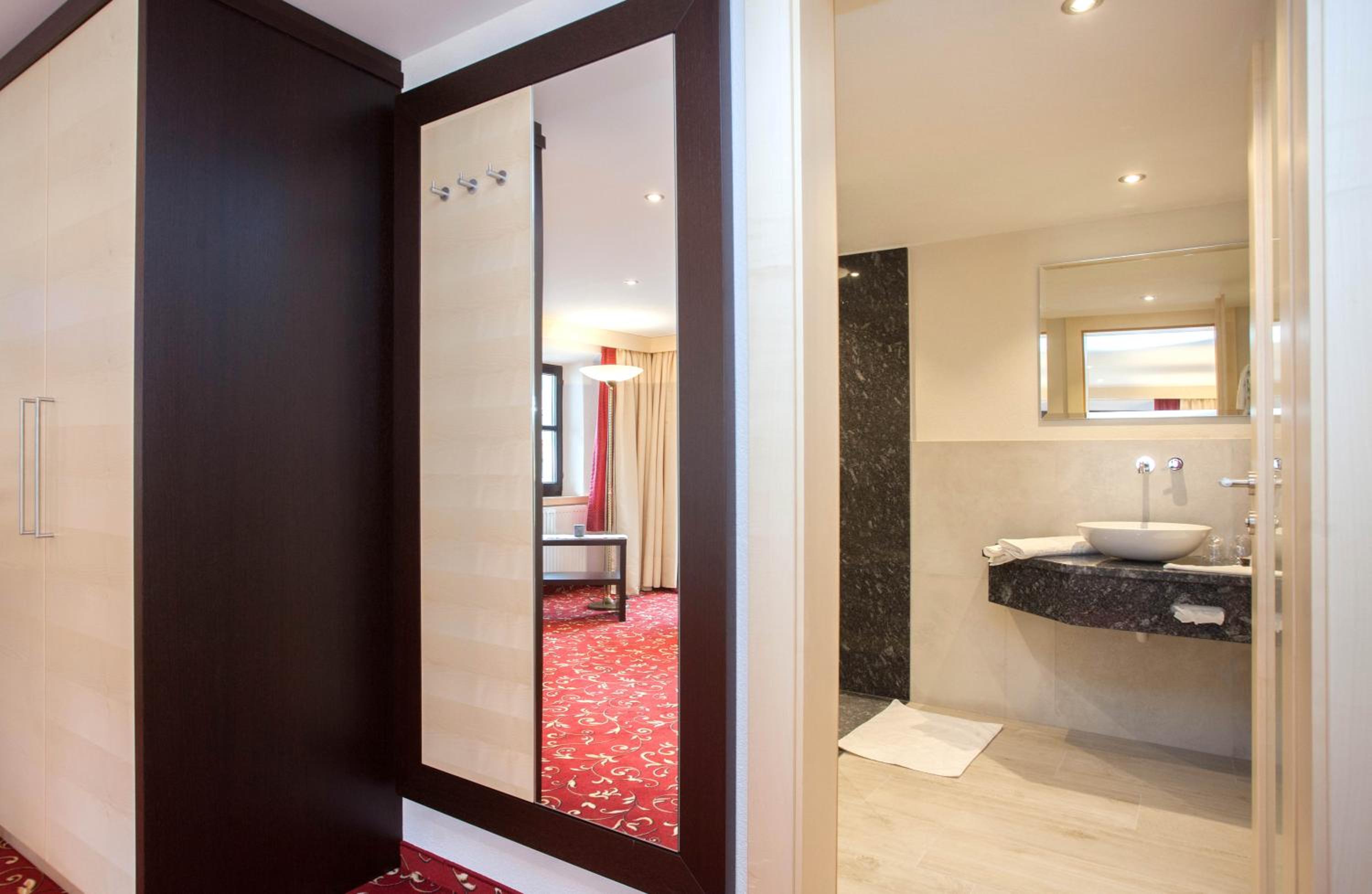 Deluxe Double Room with Balcony - Photo 23