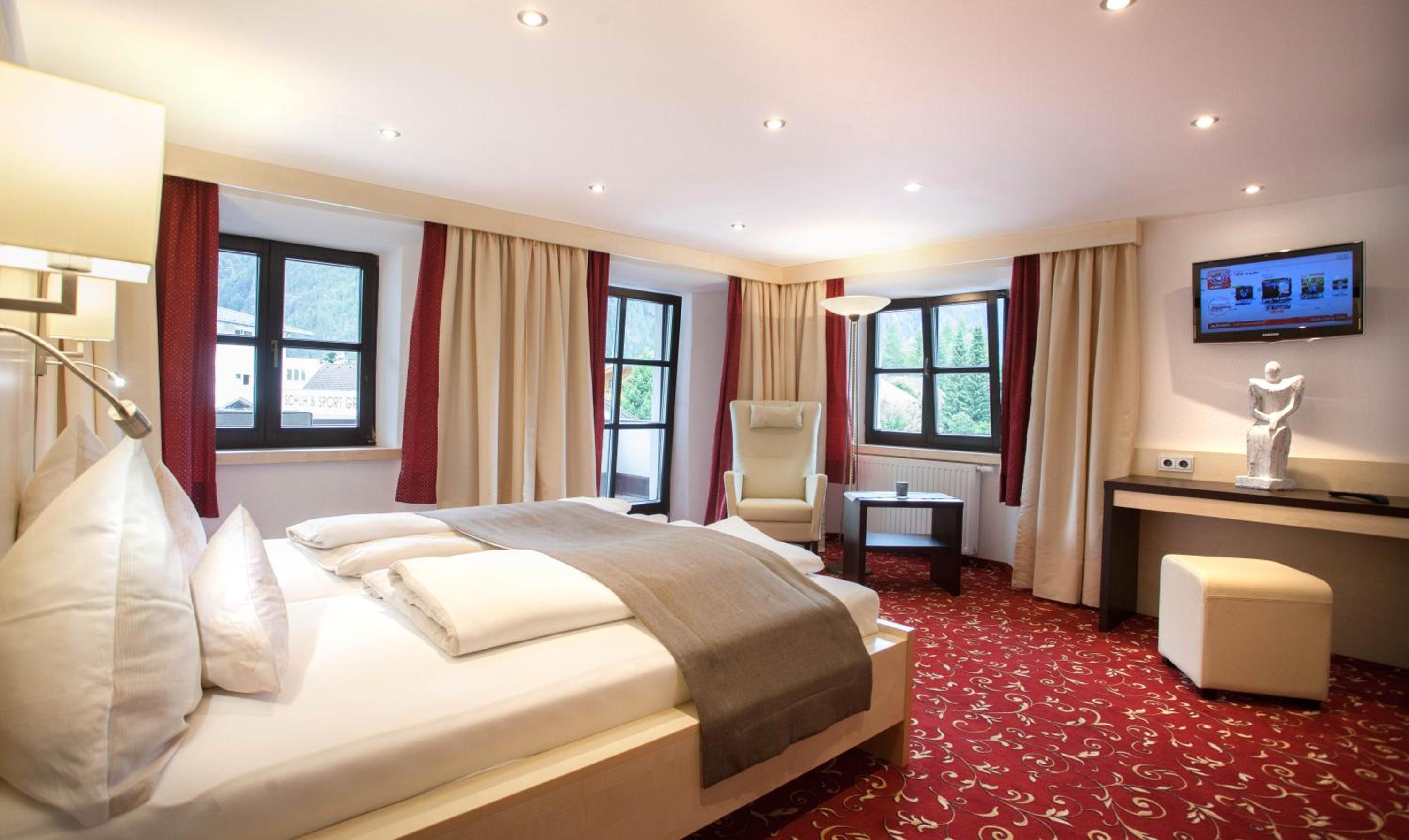Deluxe Double Room with Balcony - Photo 9