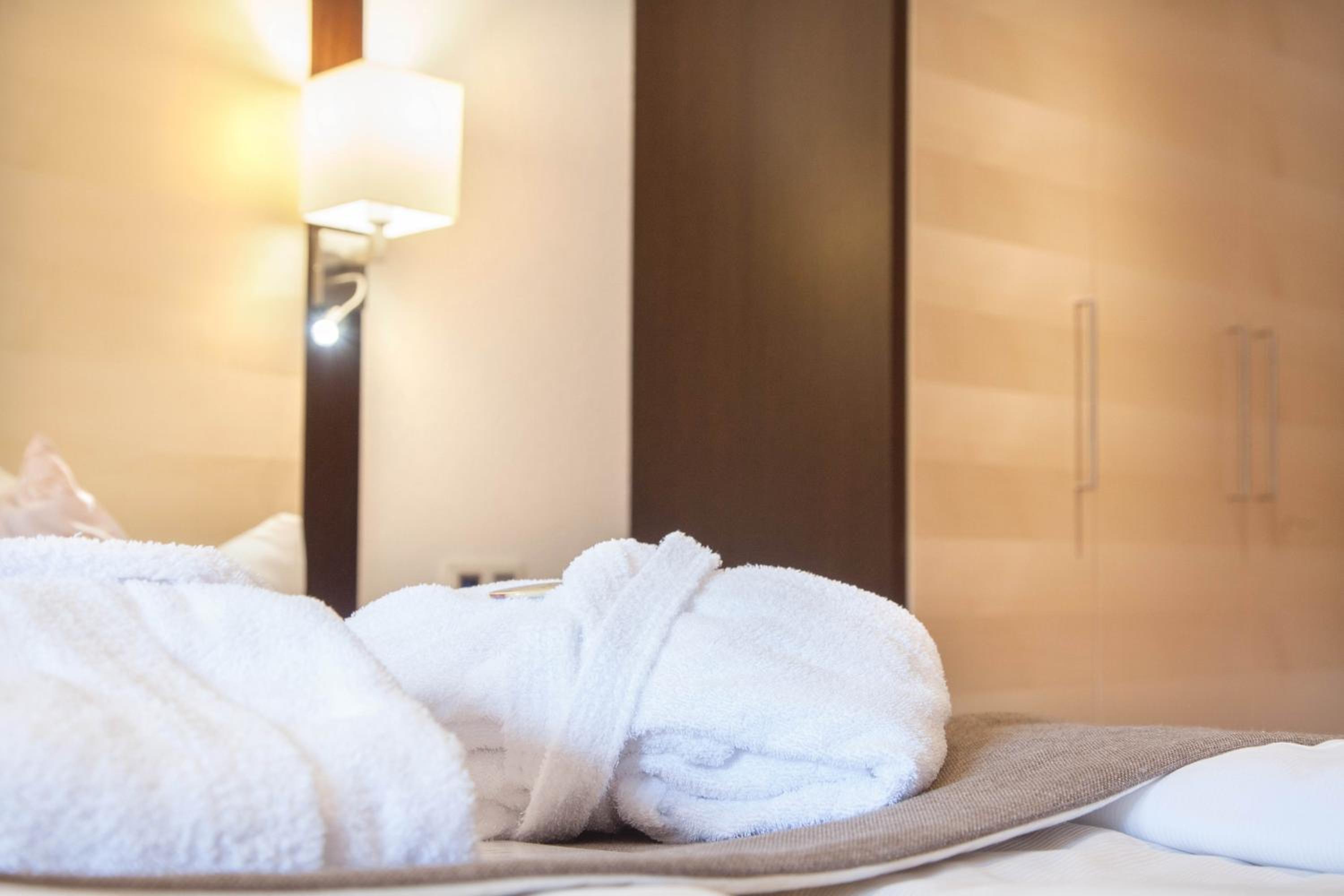 Deluxe Double Room with Balcony - Photo 17