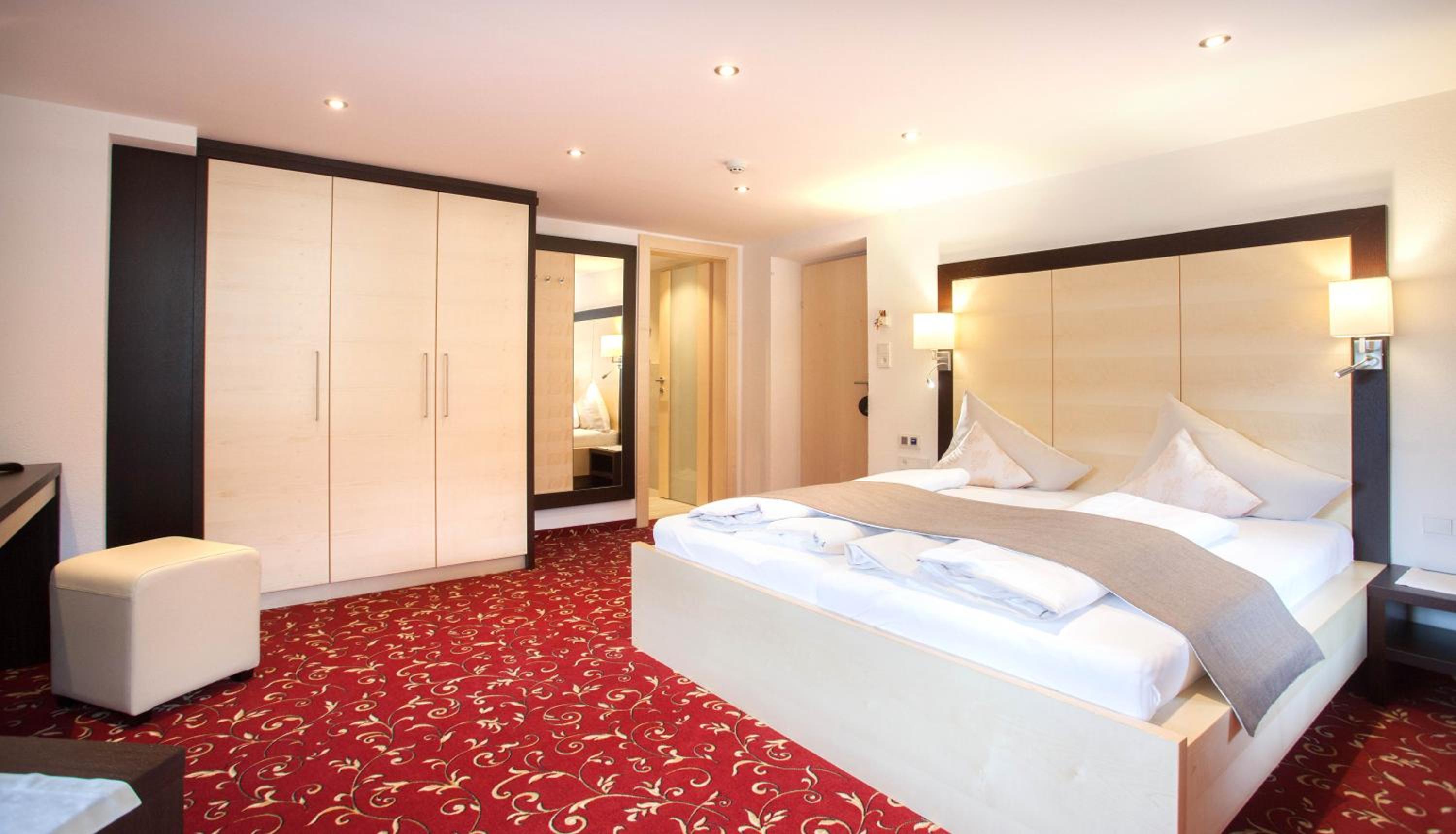 Deluxe Double Room with Balcony - Photo 12