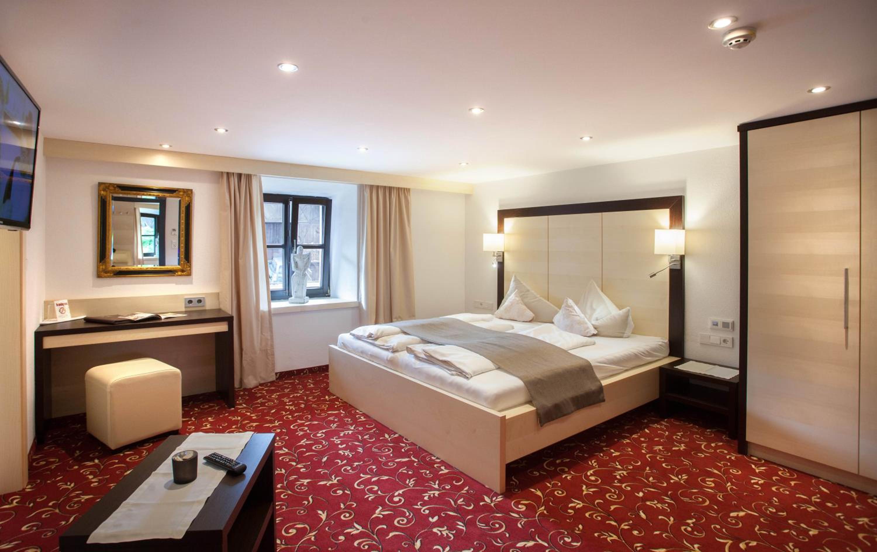 Deluxe Double Room with Balcony - Photo 14