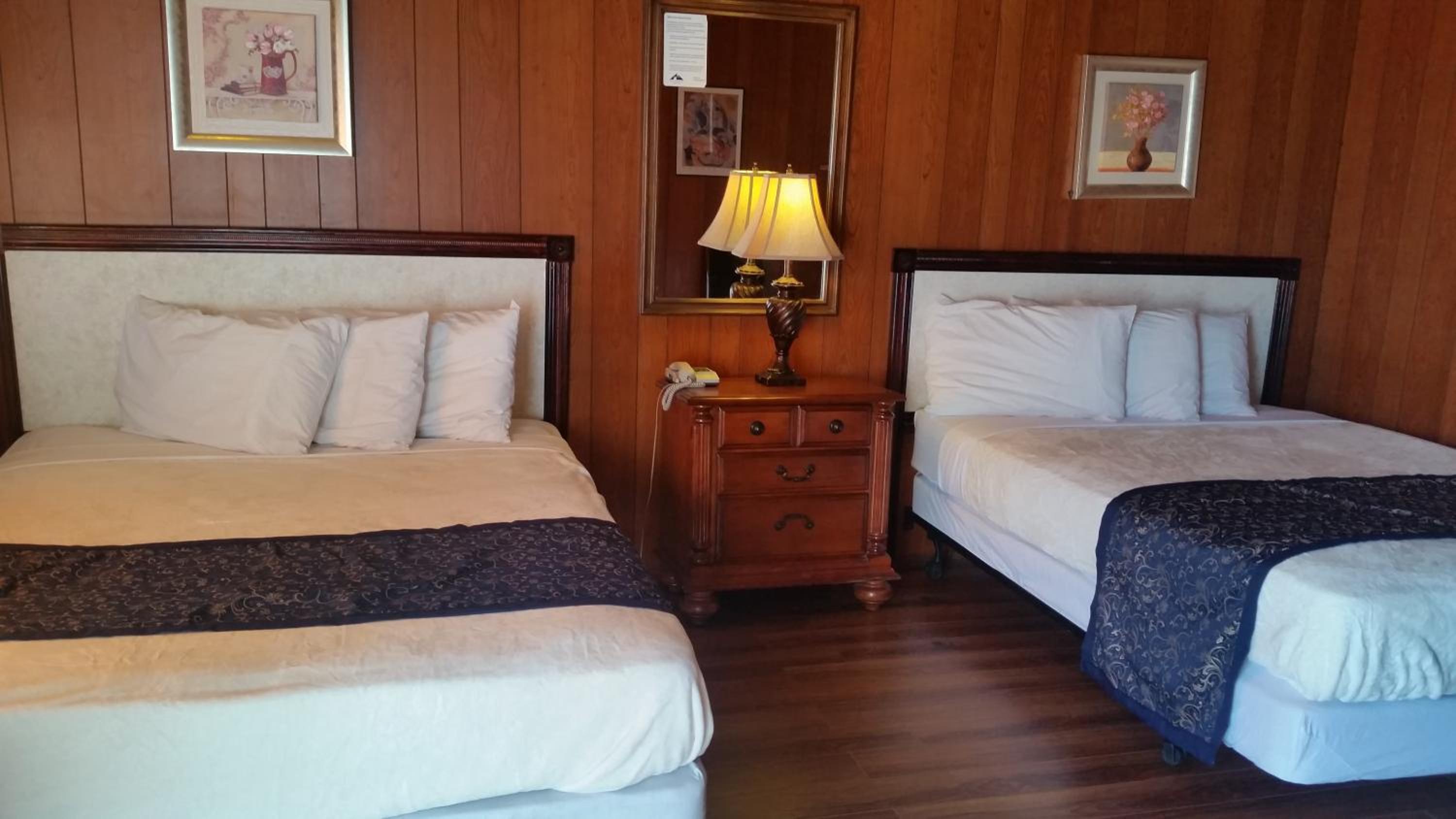 Queen Room with Two Queen Beds photo 1