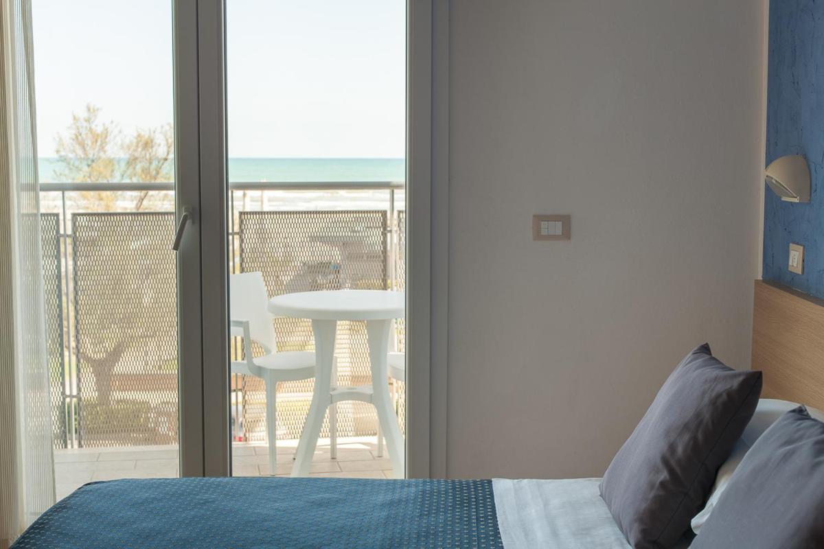 Deluxe Double Room with Balcony photo 3