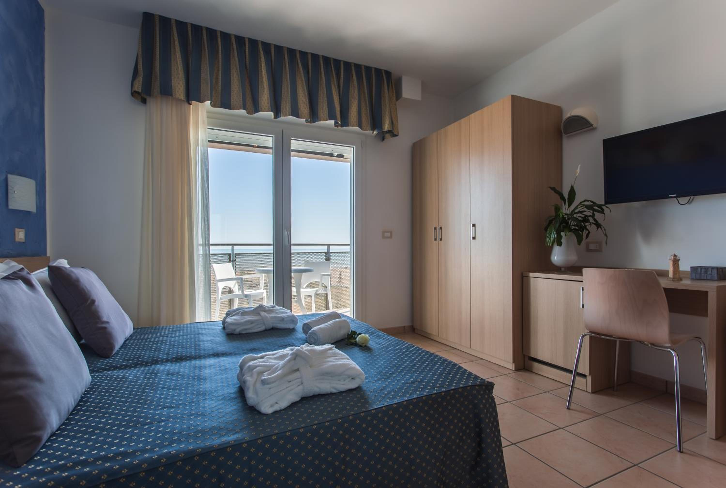 Deluxe Double Room with Balcony photo 2