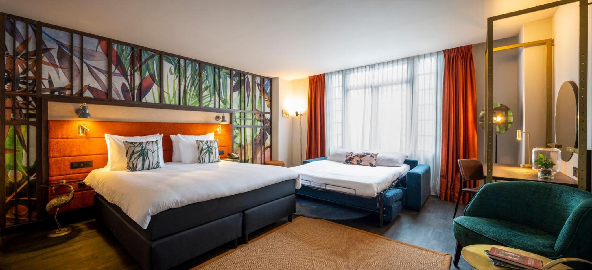 Premium King Room with Sofa Bed - Photo 2