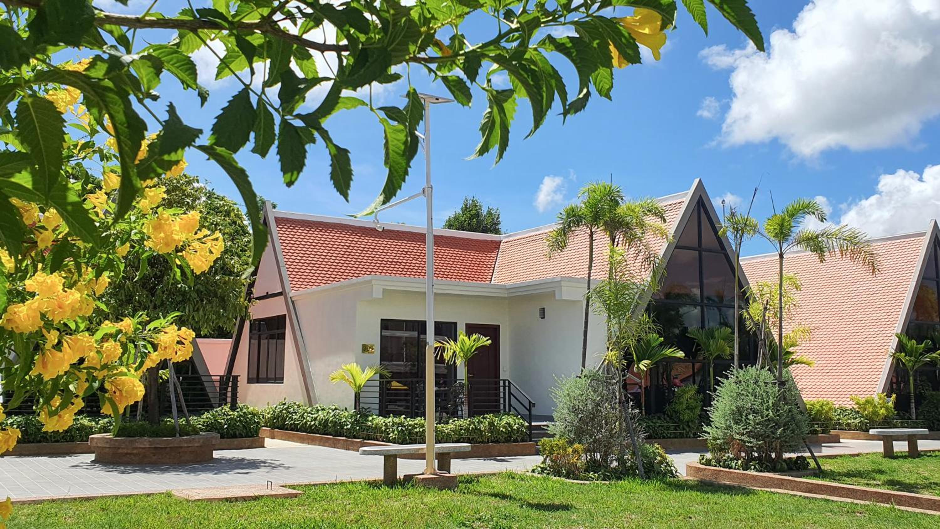 Two Bedroom Bungalow with Pool & Garden View  - Photo 7