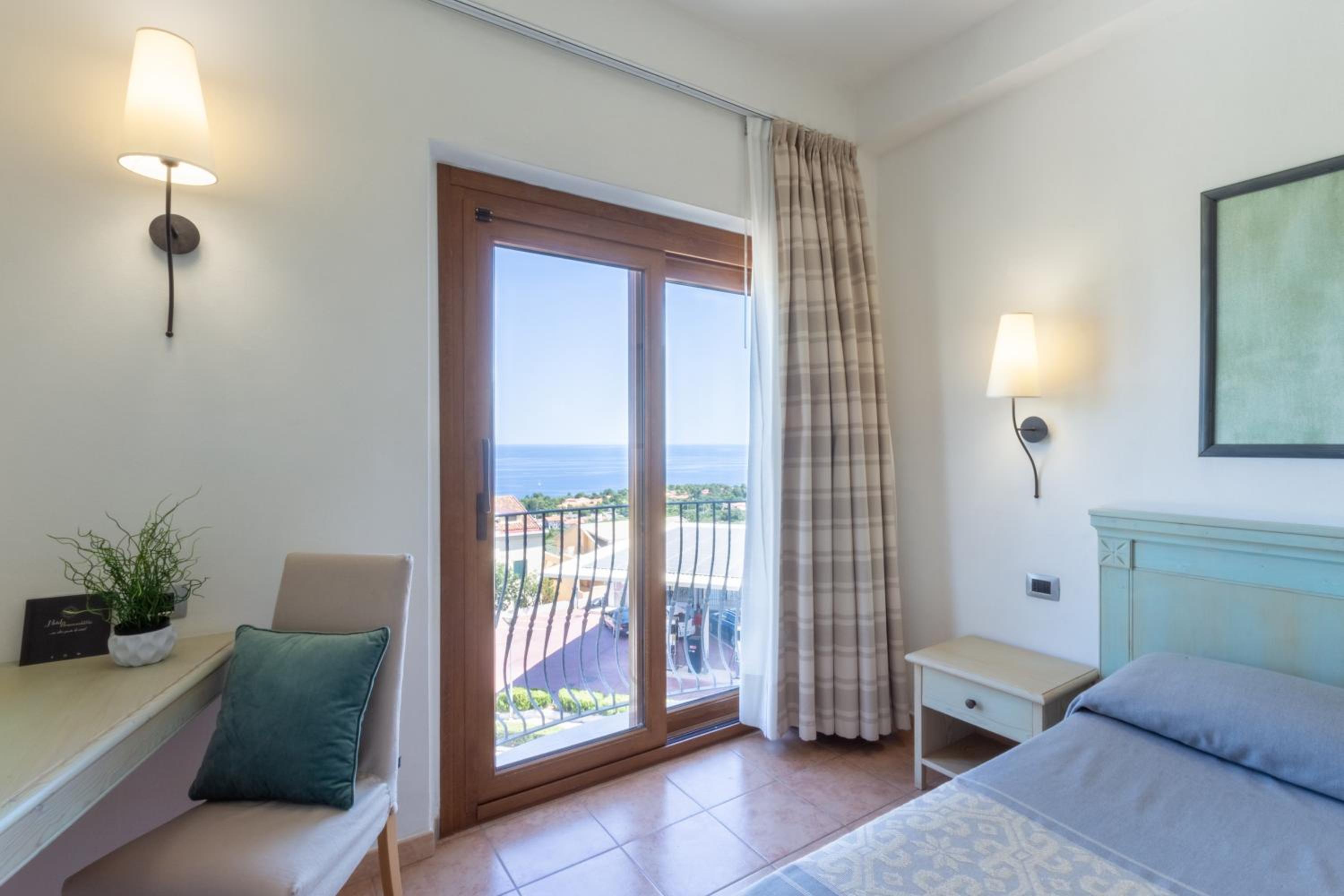Double Room with Sea View - Photo 11