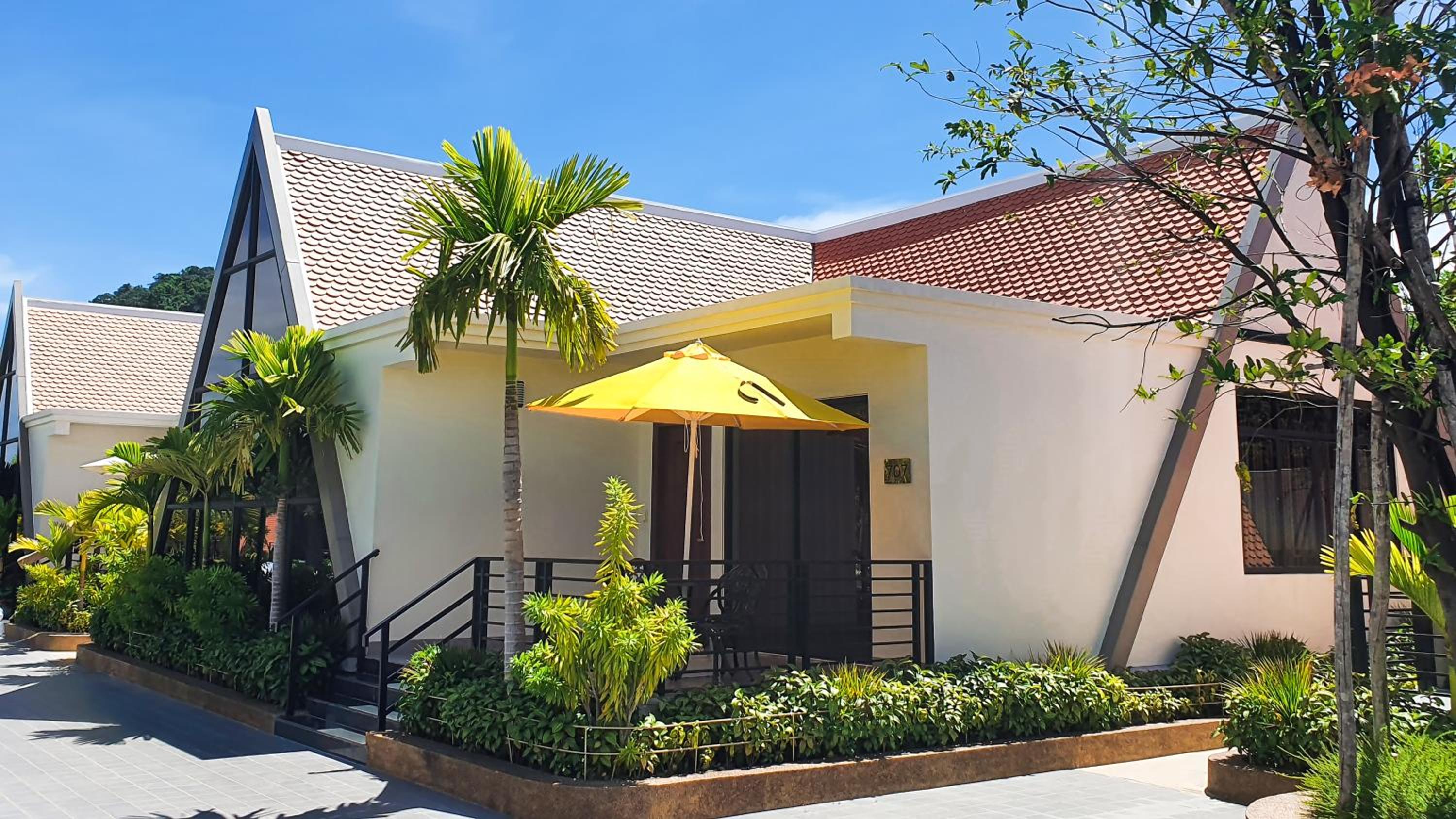 Two Bedroom Bungalow with Pool & Garden View  - Photo 8