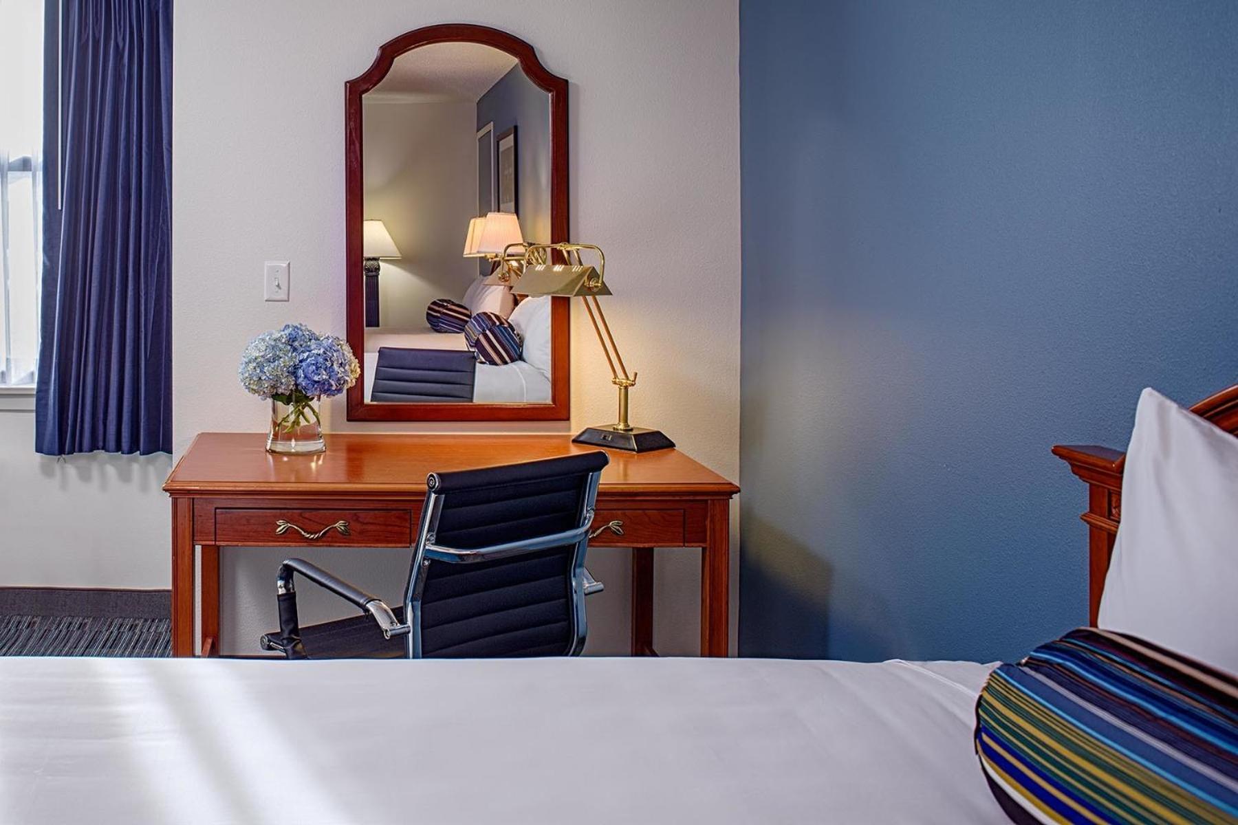 Queen Room with Two Queen Beds - Photo 3