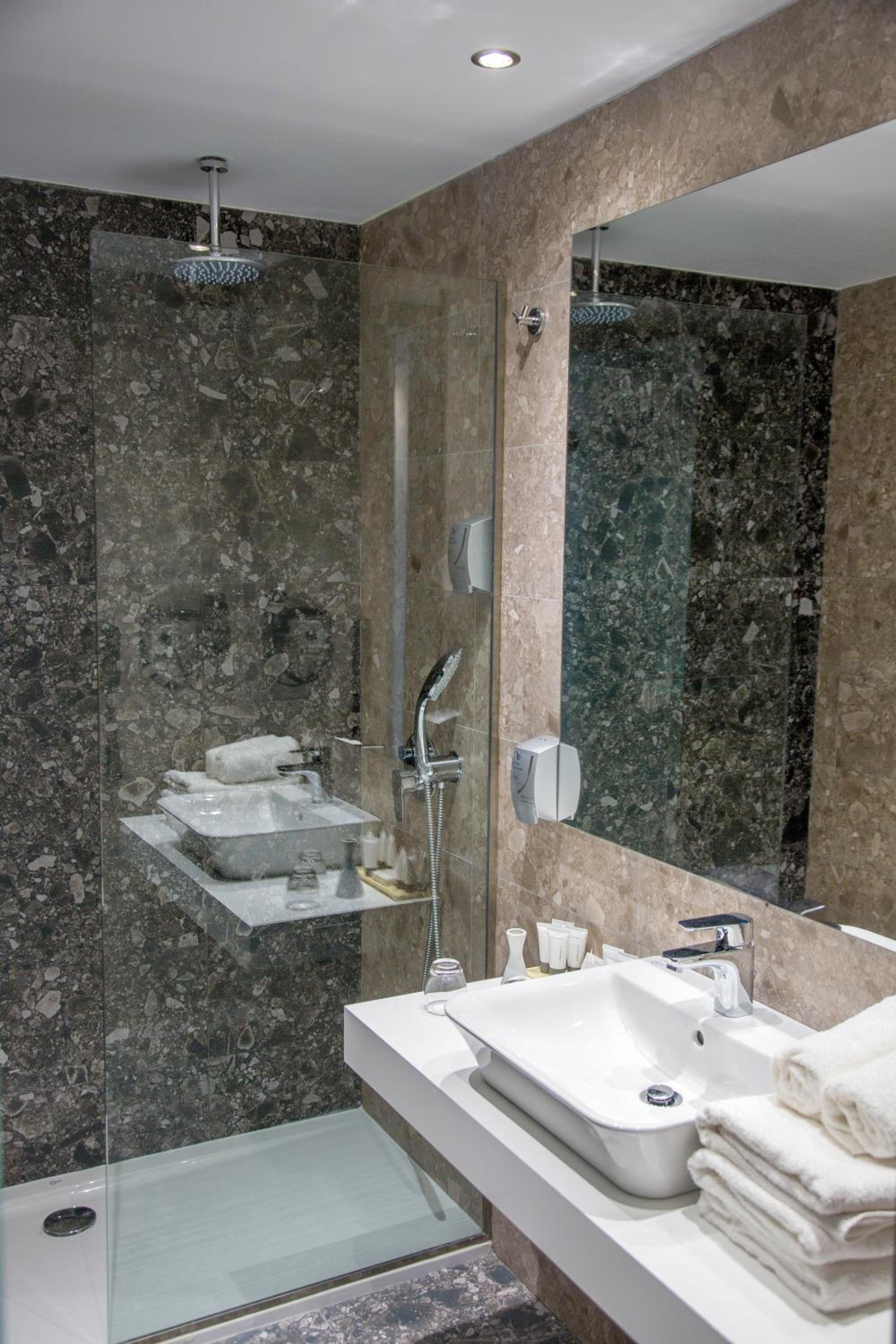 Double or Twin Room with Mountain View thumbnail 5