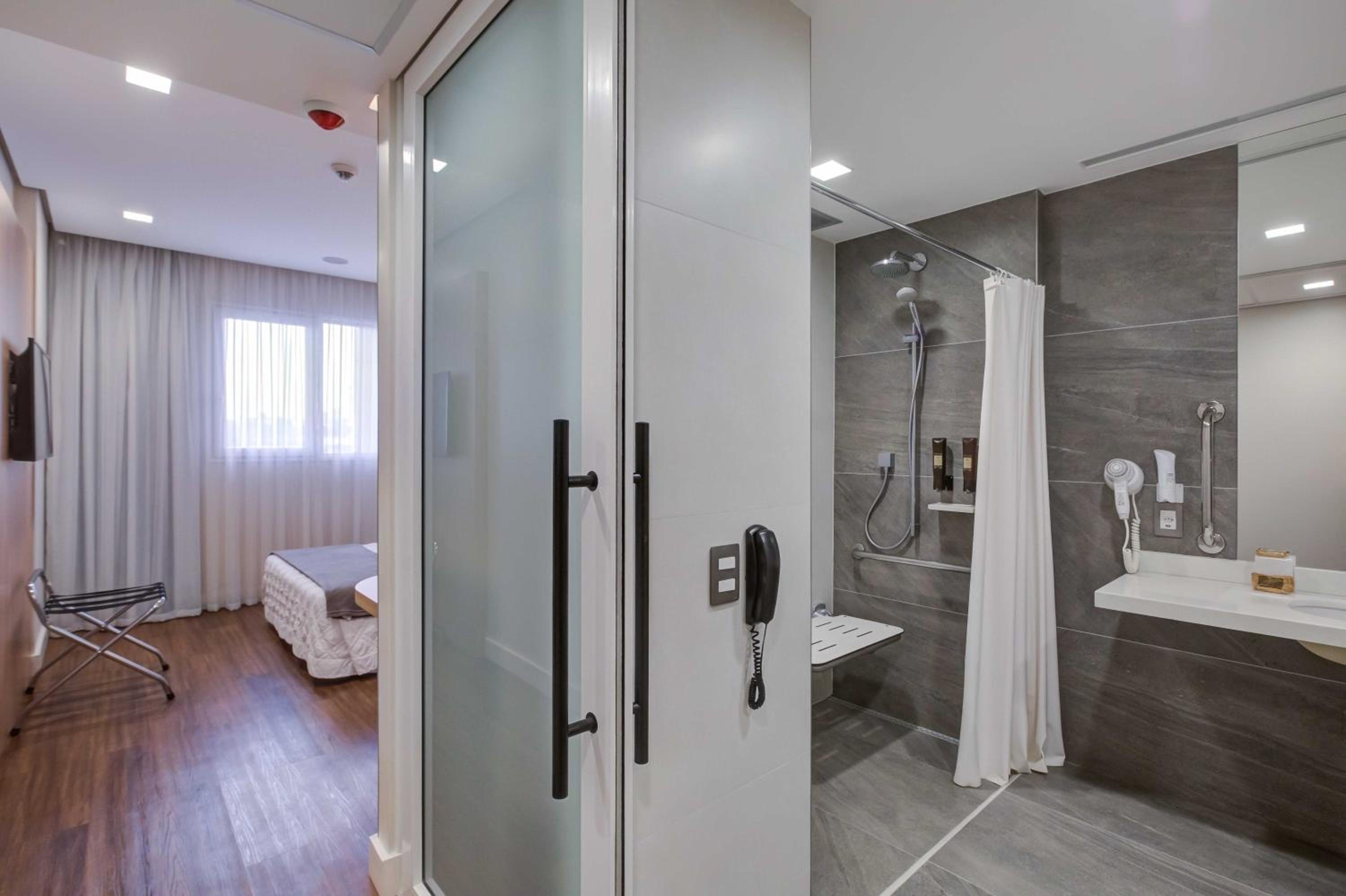Queen Room - Disability Access photo 2