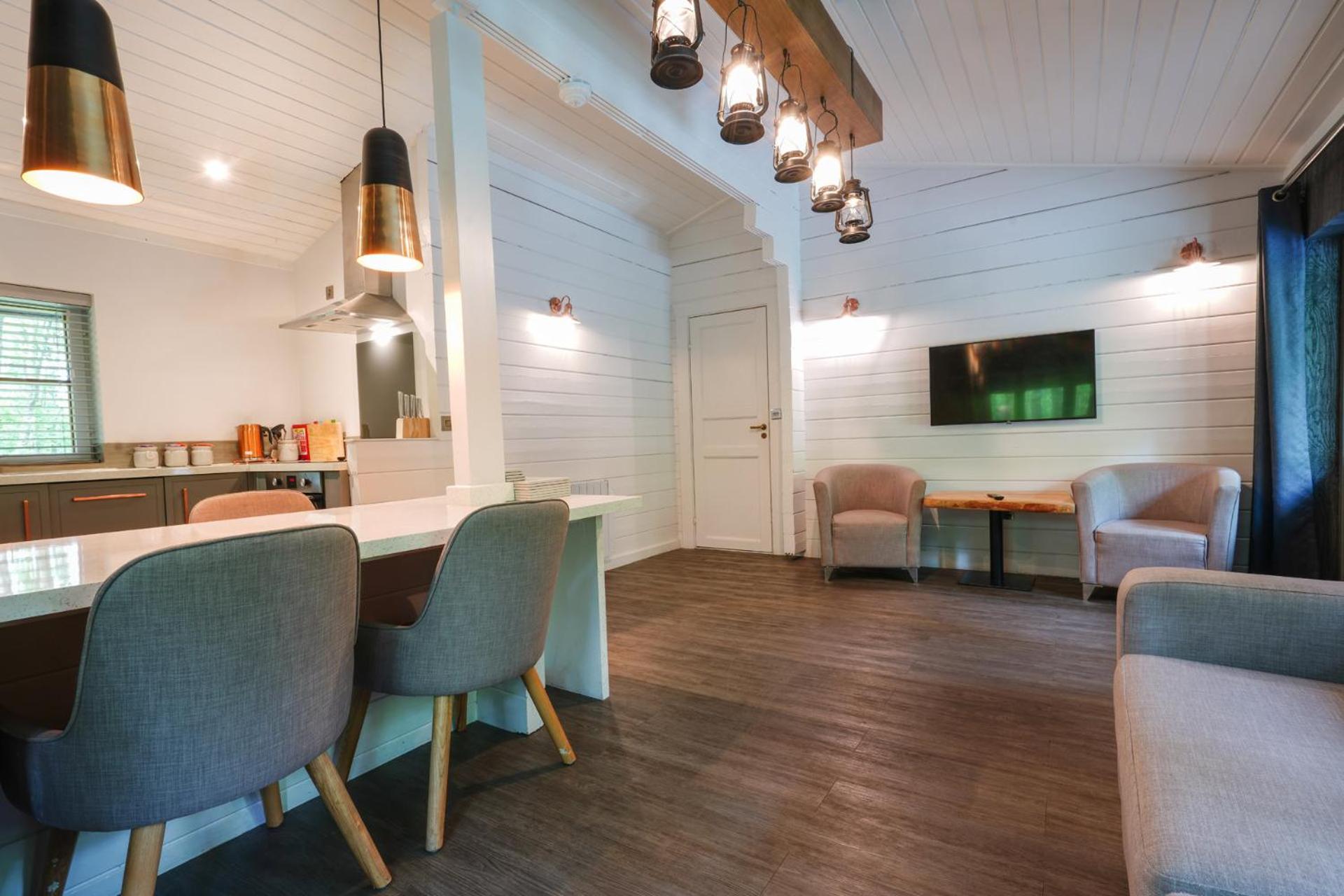 Woodland 2 Bed Lodge with hot tub - Photo 4