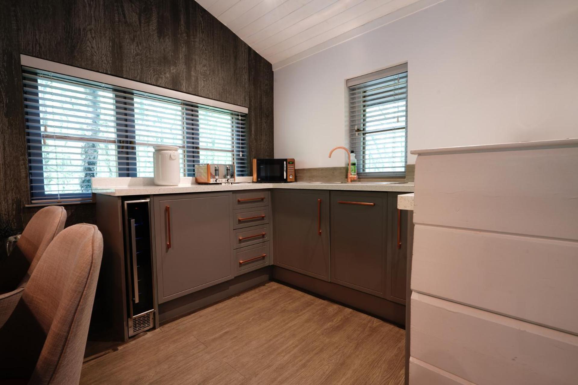 Woodland 2 Bed Lodge with hot tub - Photo 3