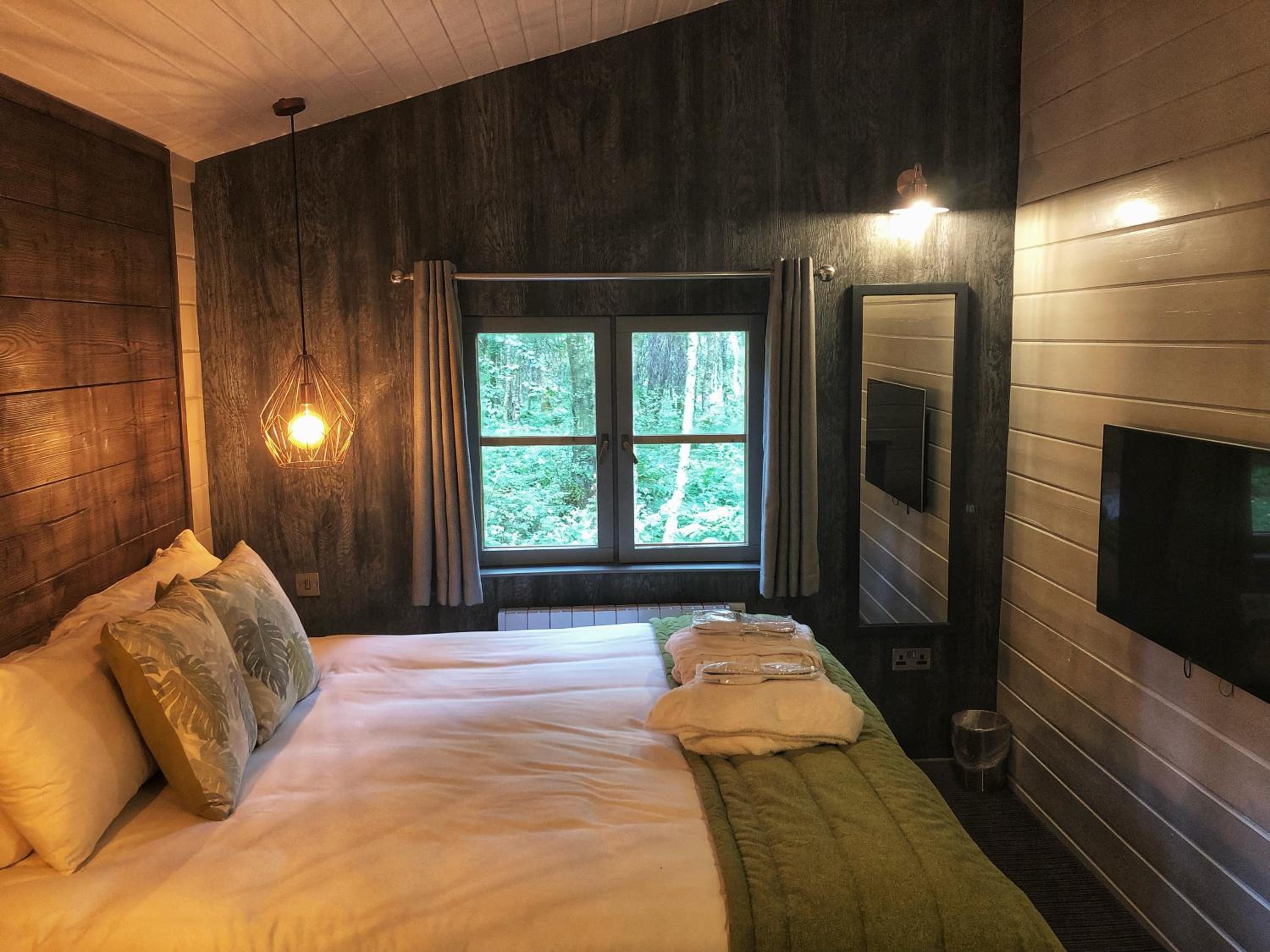 Woodland 2 Bed Lodge with hot tub - Photo 5