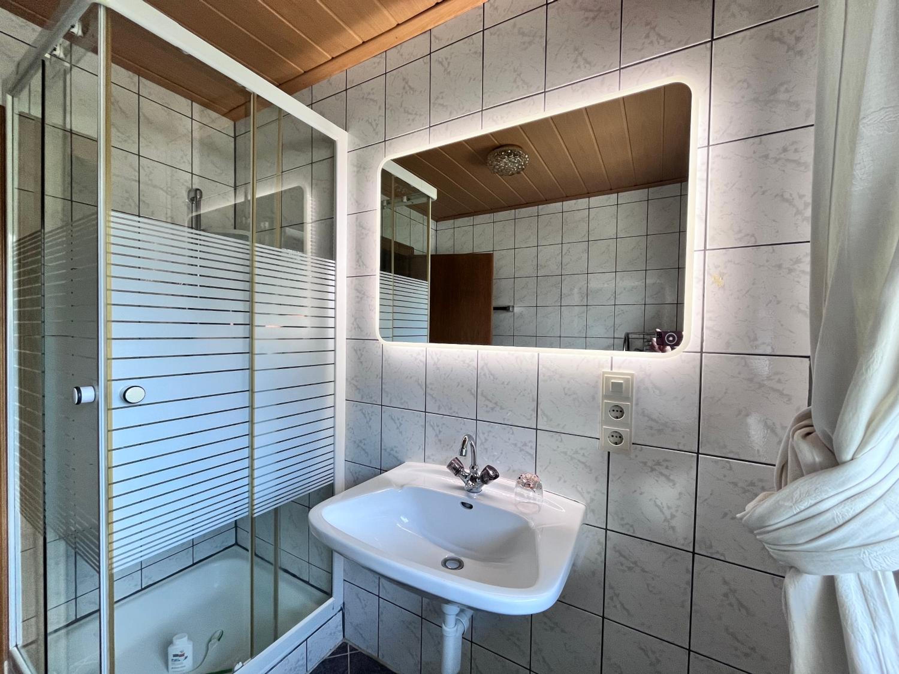 One-Bedroom Apartment with Balcony and Mountain View   photo 3