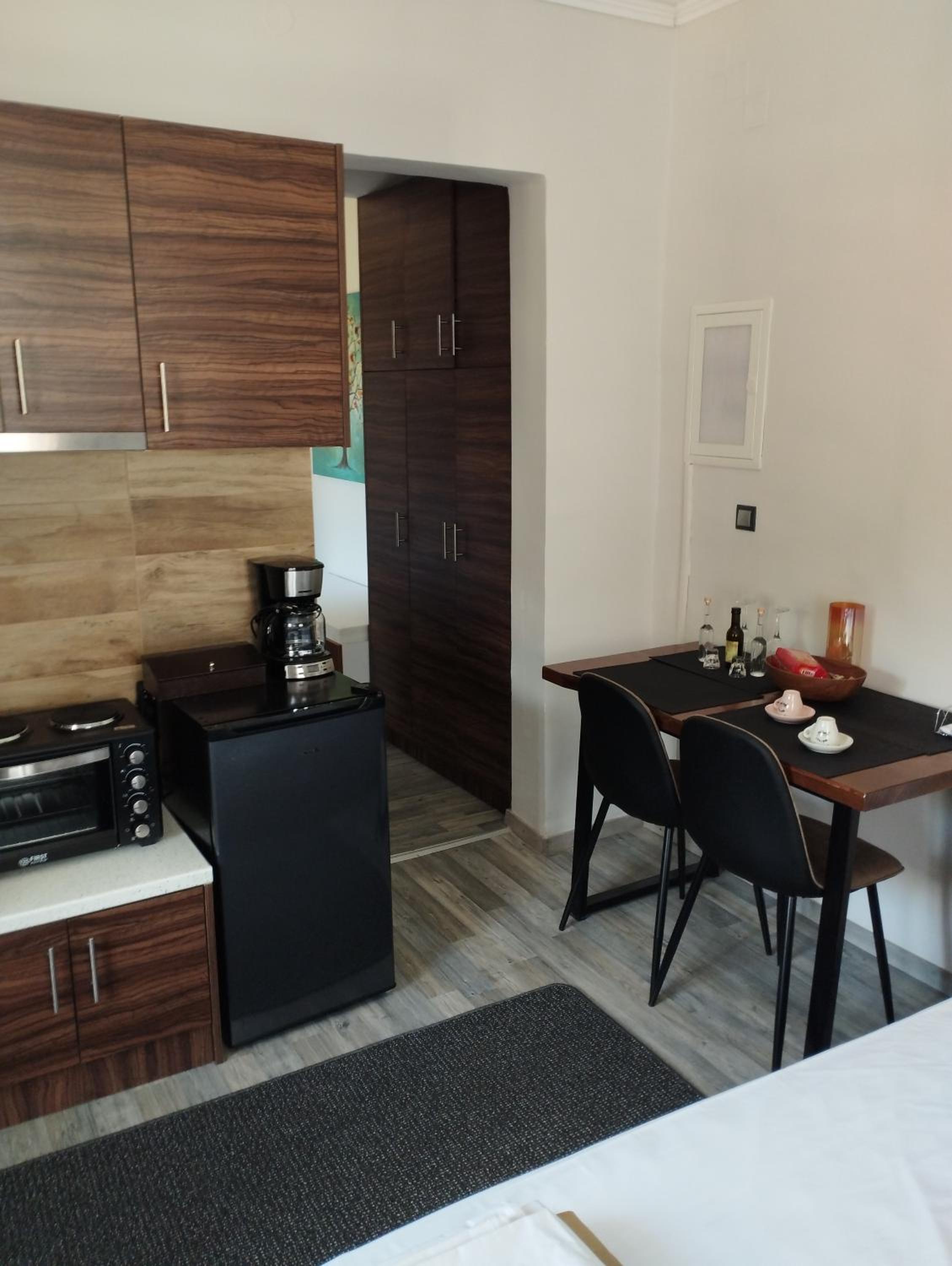 One-Bedroom Apartment - Photo 2